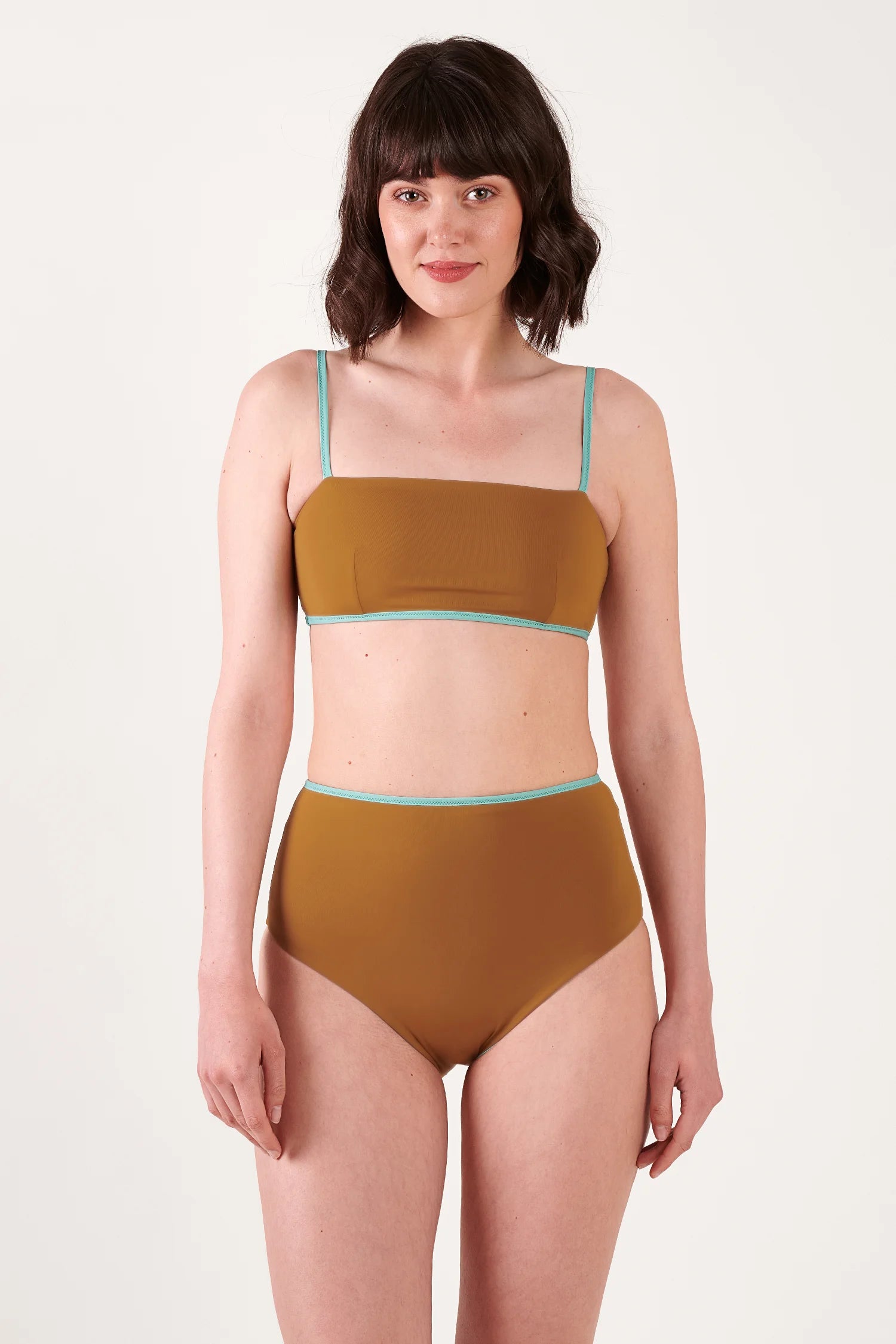 MYMARINI Bikini-Set: Oberteil mit dünnen Trägern, braun; hochgeschnittene Hose in Braun mit türkisfarbener Kante.#color_oak-eucalyptus