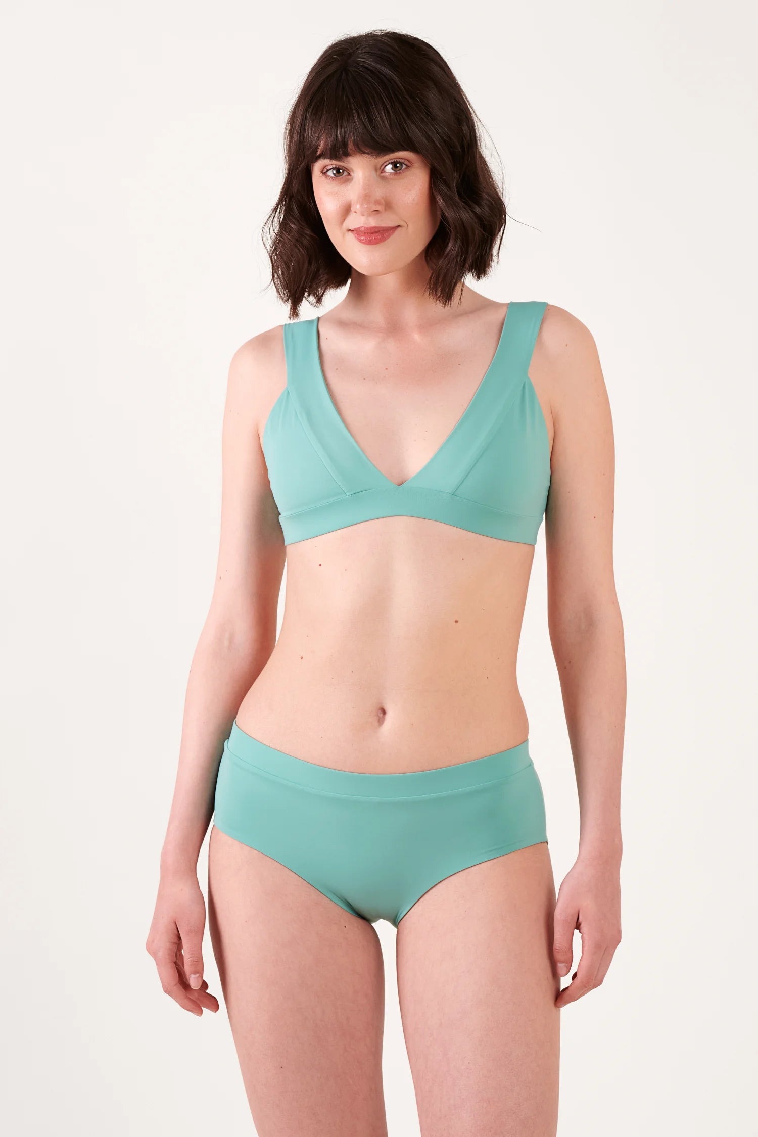 MYMARINI Bikini-Top mit V-Ausschnitt und breiten Trägern, High-Waist-Bikini-Hose in Grün, Modell präsentiert das Set.#color_oak-eucalyptus