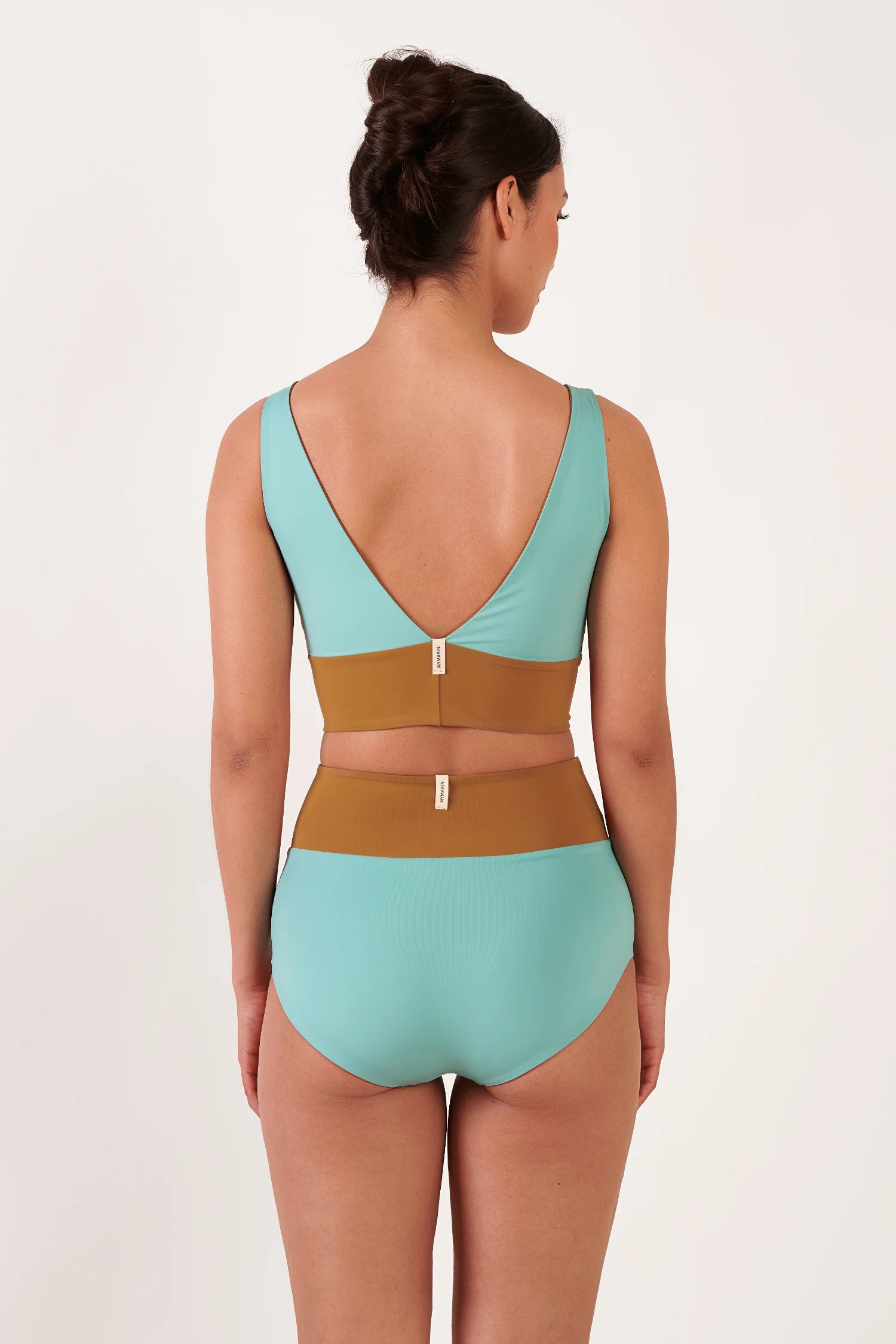 Rückenansicht eines MYMARINI Bikini-Sets: türkises Oberteil, braunes Unterteil; V-Rücken, High-Waist, breite Träger, Logo-Clips.#color_oak-eucalyptus