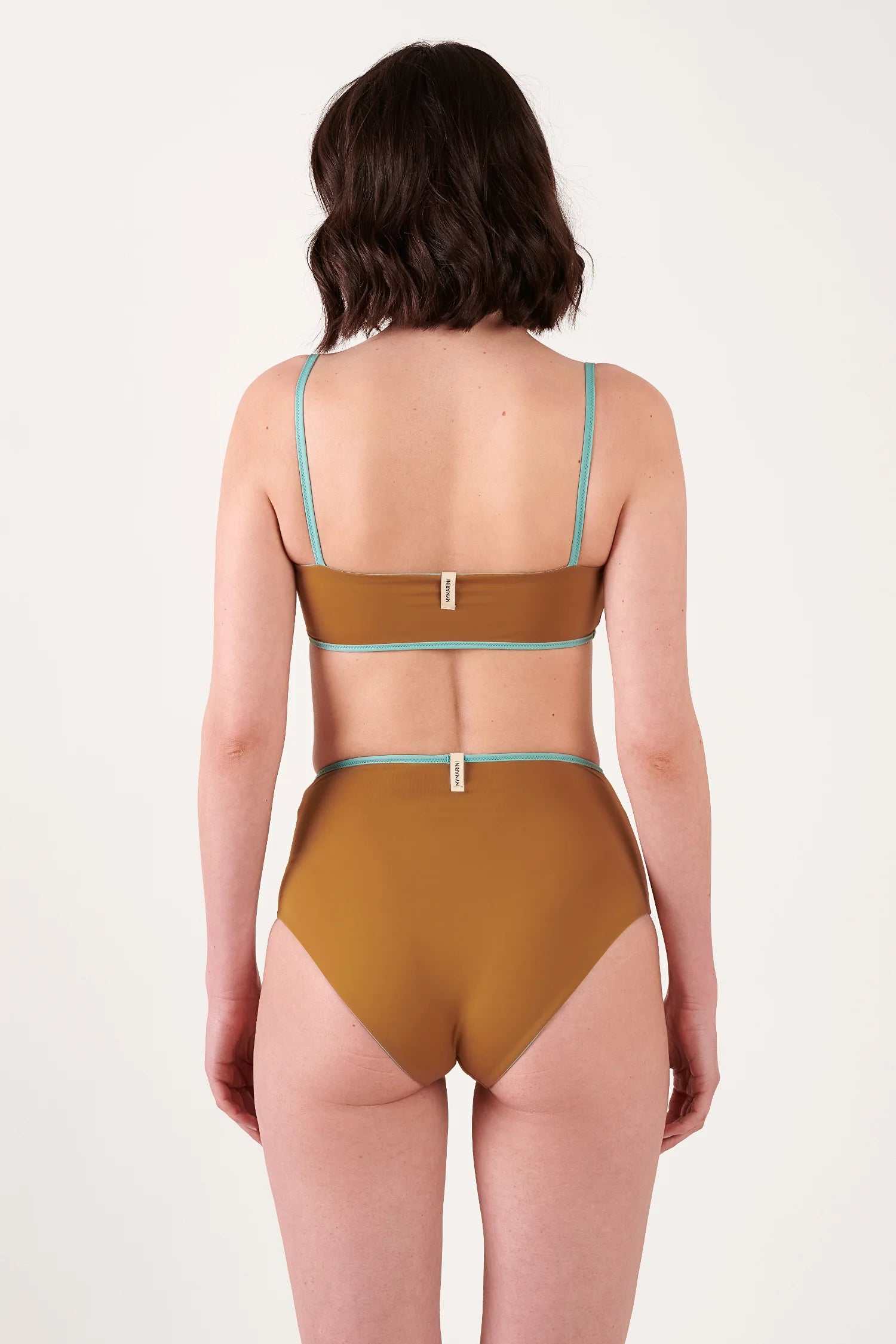 MYMARINI Bikini, braunes Oberteil und High-Waist-Unterteil mit türkisfarbener Paspel, Spaghettiträger, Rückansicht.#color_oak-eucalyptus
