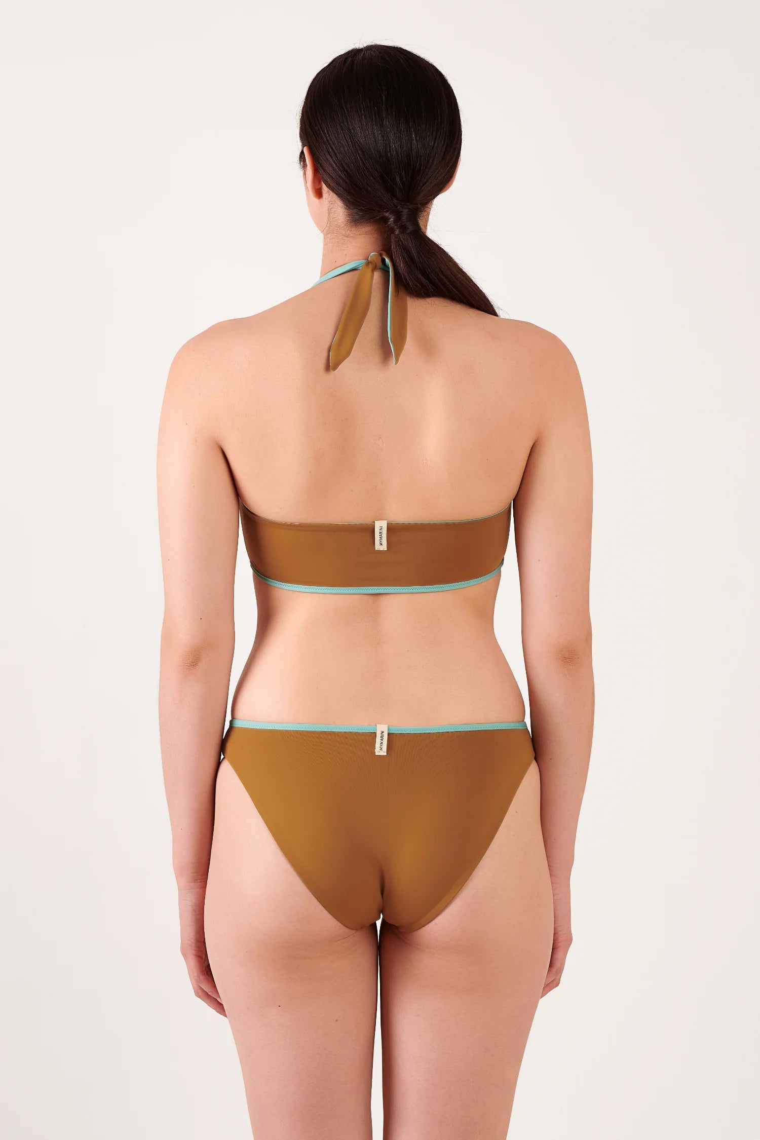 MYMARINI Bikinioberteil und Bikinihose in Braun mit türkisfarbener Kante; Neckholder-Bandeau-Schnitt, Rückansicht, Markenetikett sichtbar.#color_oak-eucalyptus