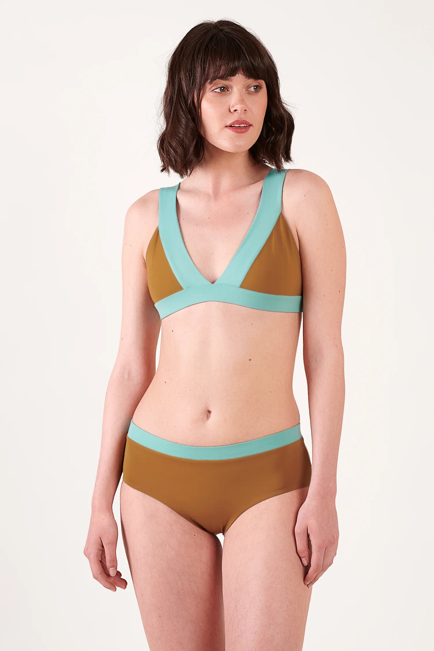 MYMARINI Bikini-Set: braunes Oberteil mit tiefem V-Ausschnitt und breiten Trägern; braune Bikinihose mit türkisem Bund.#color_oak-eucalyptus