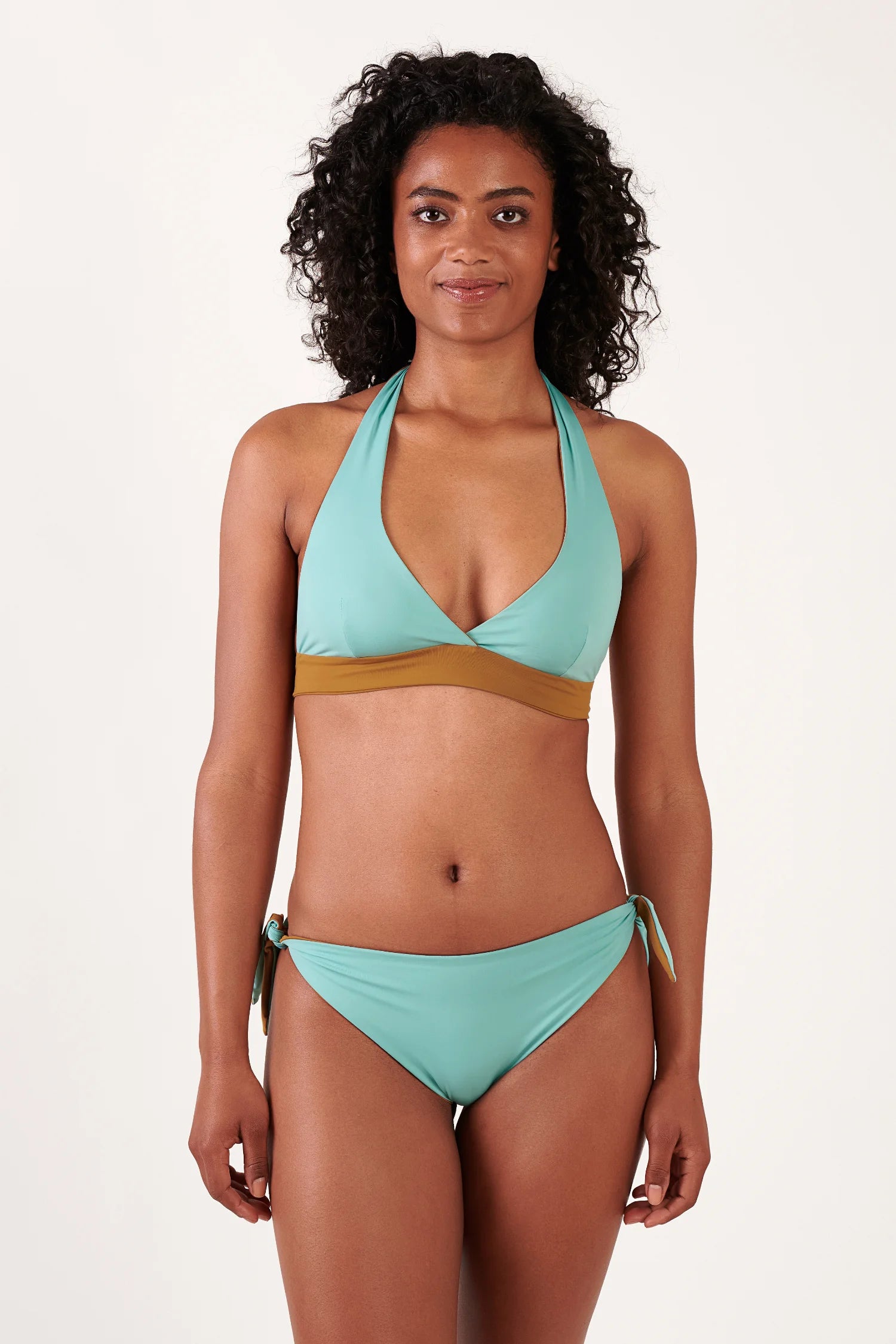 MYMARINI Bikinioberteil in Türkis mit braunem Unterband und passende Bikinihose mit seitlichen Bindebändern; Halterneck, V-Ausschnitt.#color_oak-eucalyptus