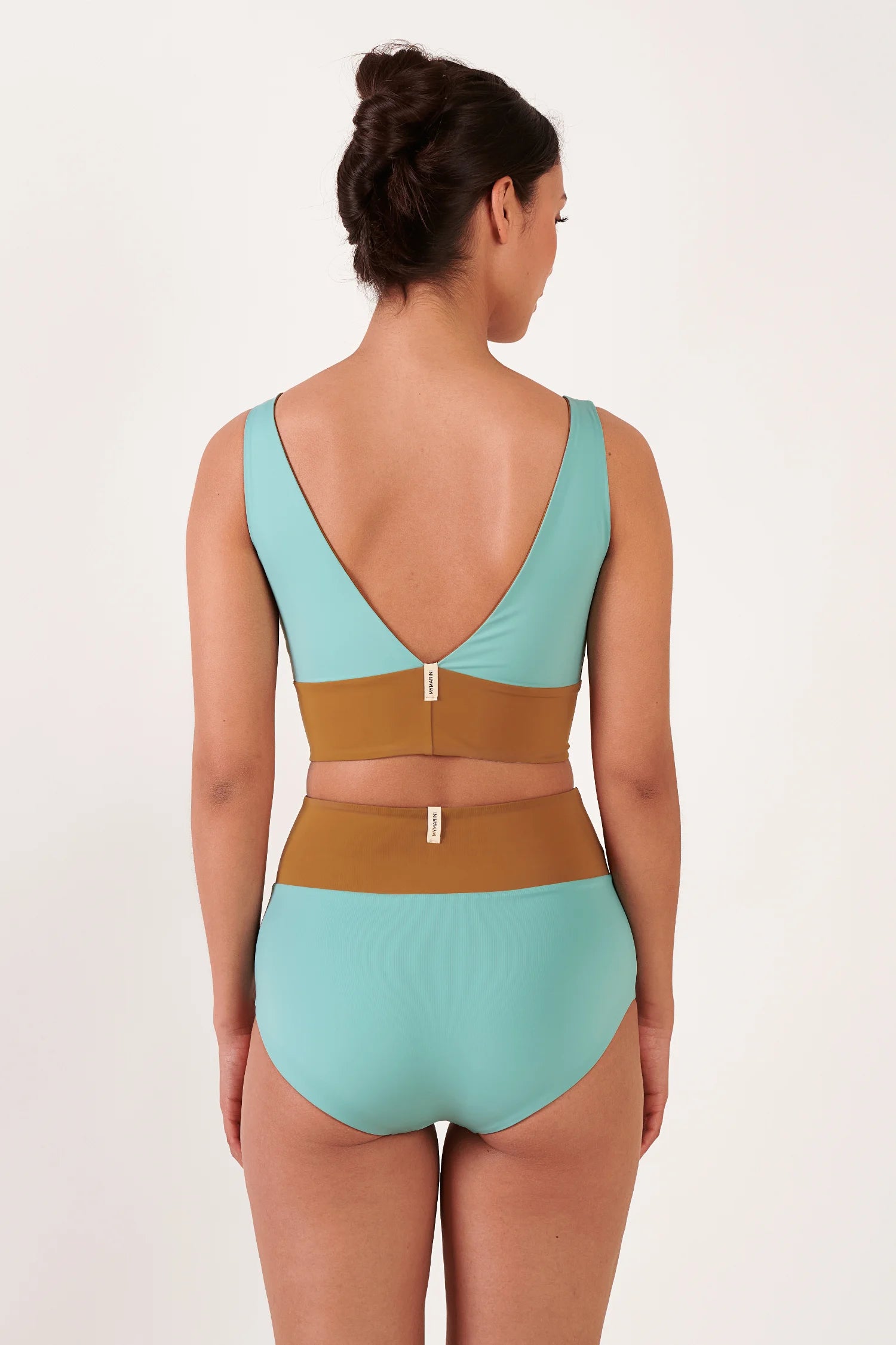 MYMARINI Bikini-Set: Rückenansicht, türkis mit braunem Band, tiefer Rückenausschnitt, breite Träger, hoher Bund Bikinihose.#color_oak-eucalyptus