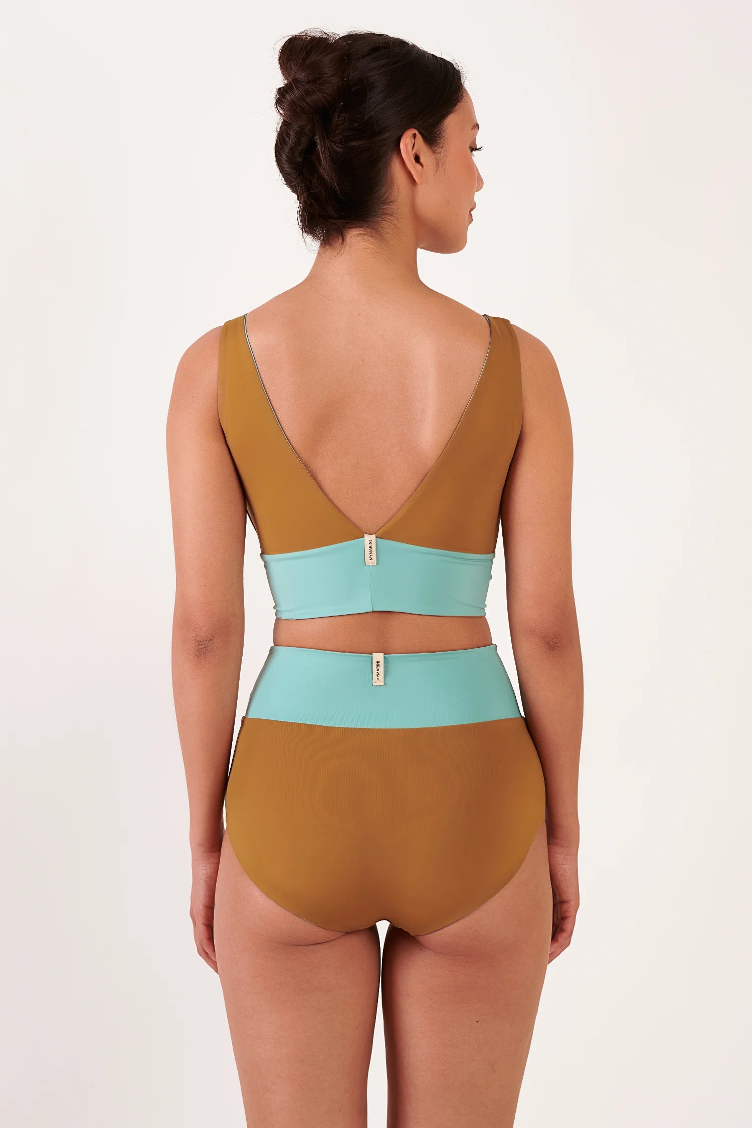 MYMARINI Bikini, Braun-Türkis; Rückenansicht: Oberteil mit V-Ausschnitt hinten, breite Träger, Hose mit hohem Bund.#color_oak-eucalyptus