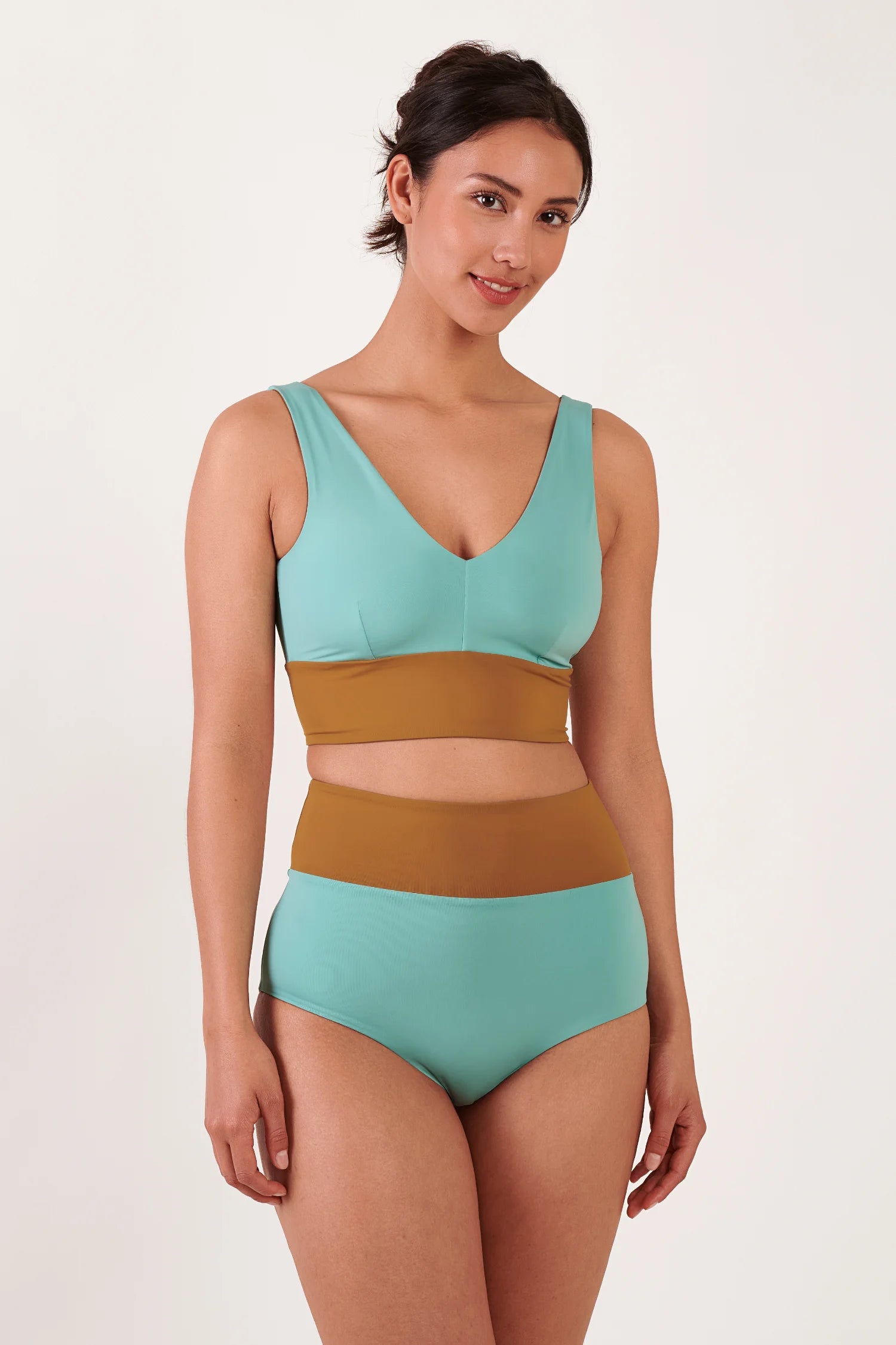 MYMARINI Bikini-Top mit V-Ausschnitt und breiten Trägern in Mint-Türkis, dazu High-Waist Bikinihose in Mint-Türkis mit senfgelbem Bund.#color_oak-eucalyptus