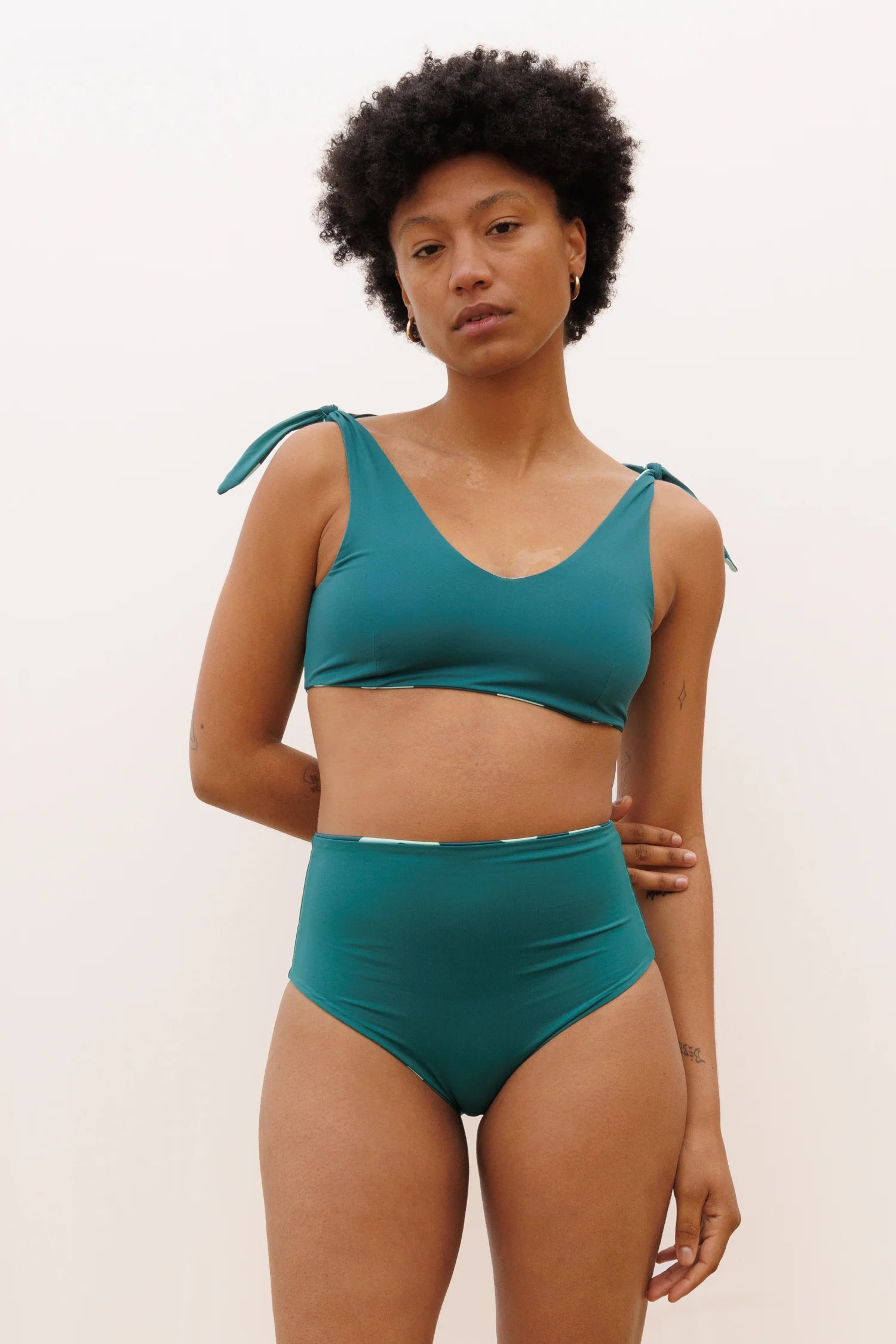 Bikinioberteil und hohe Bikinihose in Petrol von MYMARINI, mit V-Ausschnitt und Trägern zum Binden.#color_jungle-print