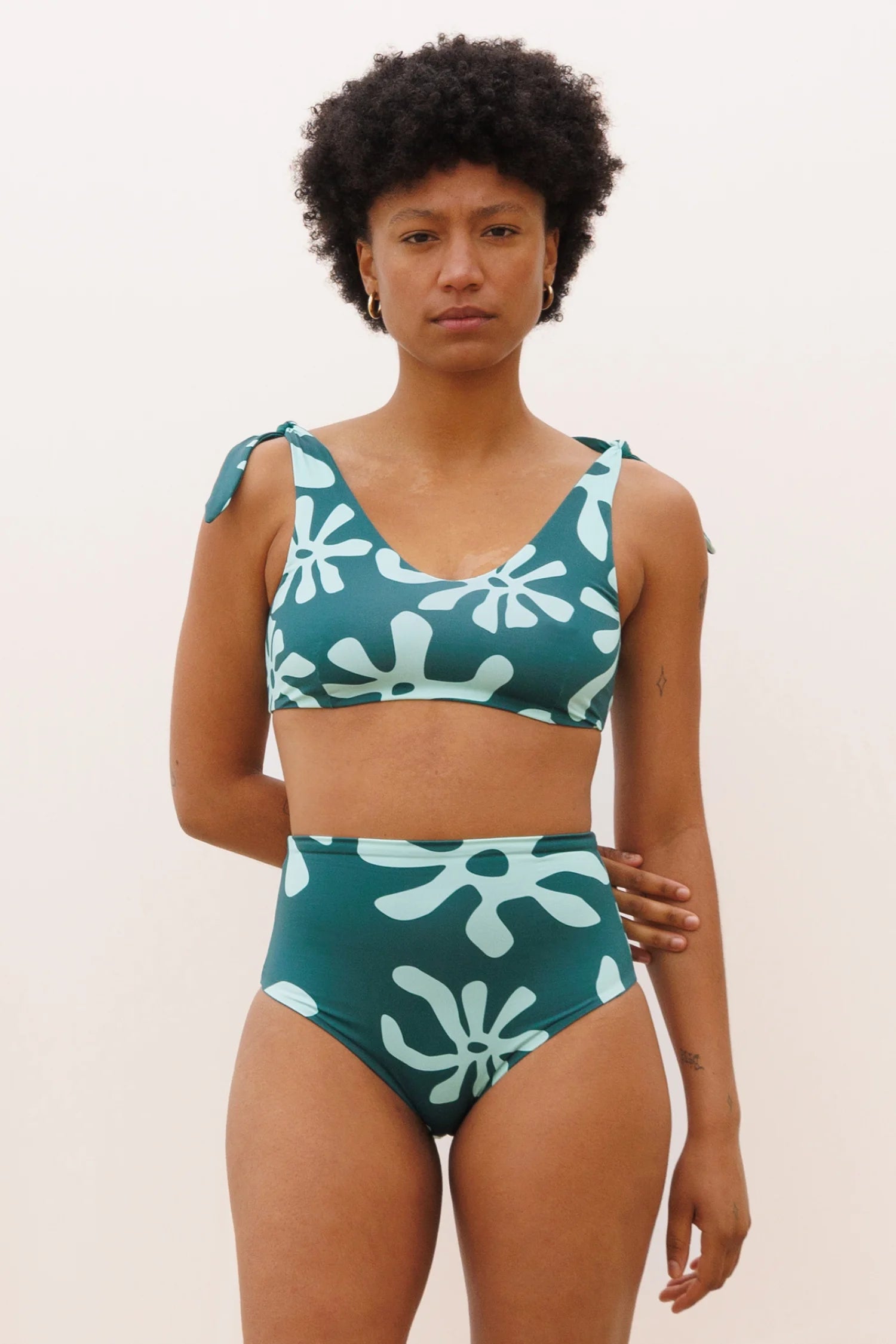 Bikini-Top und hohe Bikinihose von MYMARINI mit floralem Muster in Blau- und Grüntönen, hochgeschlossen und mit Spaghettiträgern.#color_jungle-print