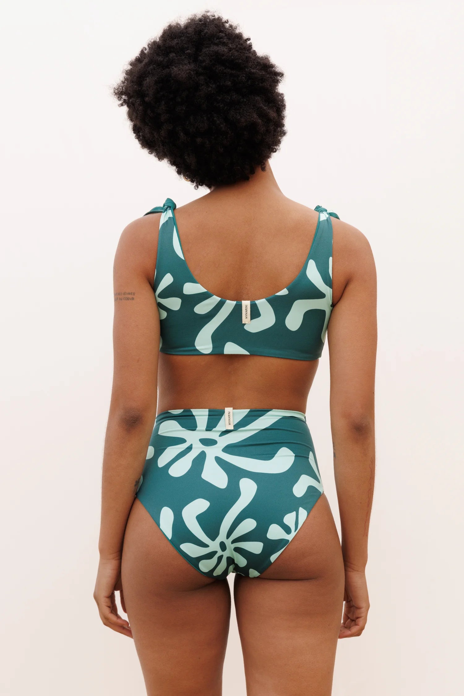 Bikinioberteil und hohe Bikinihose von MYMARINI in grün mit Muster, hoch geschlossen und mit Spaghettiträgern.#color_jungle-print