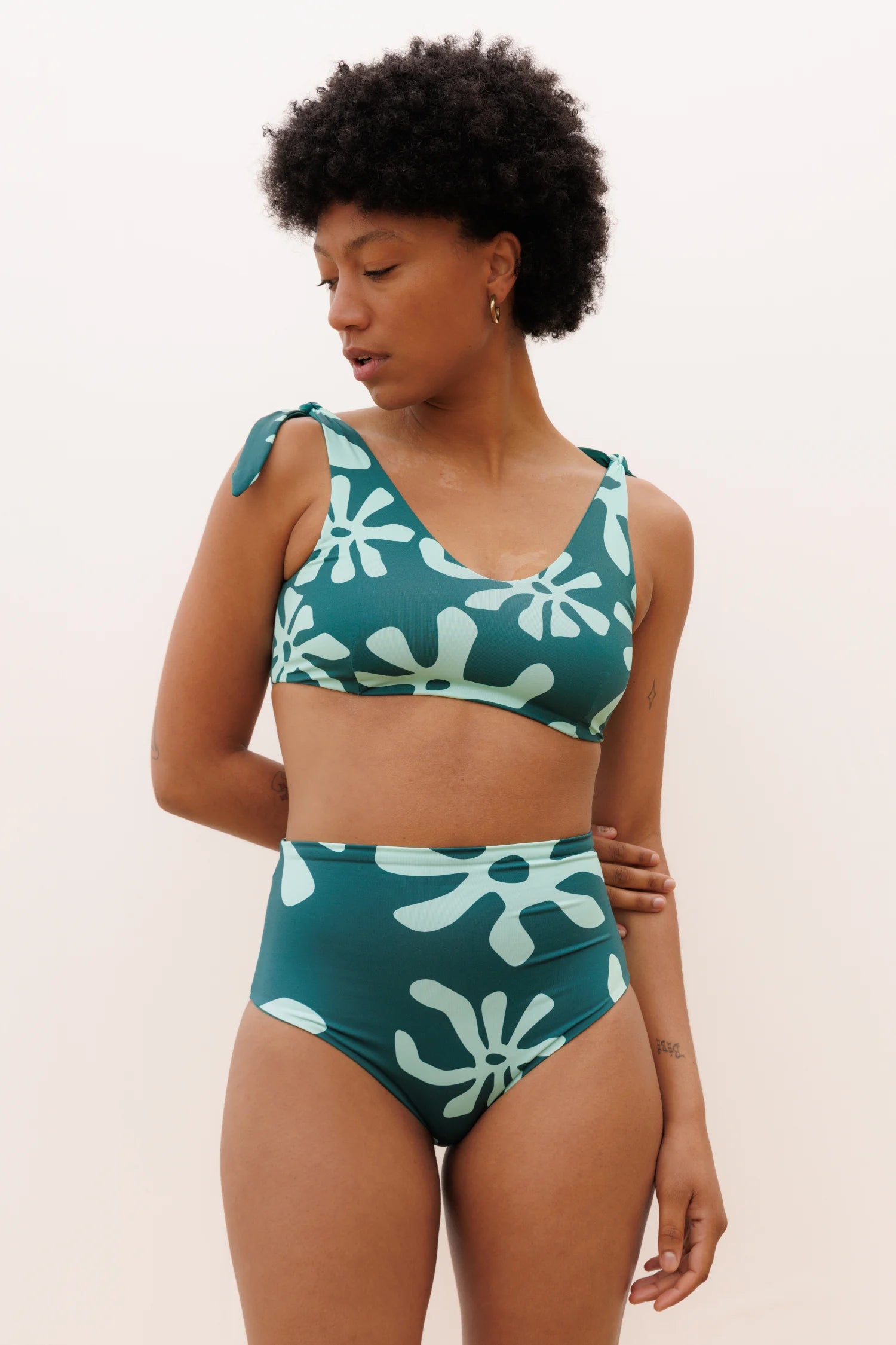 Bikinitop und hohe Bikinihose von MYMARINI in grün mit floralem Muster, V-Ausschnitt und breiten Trägern.#color_jungle-print