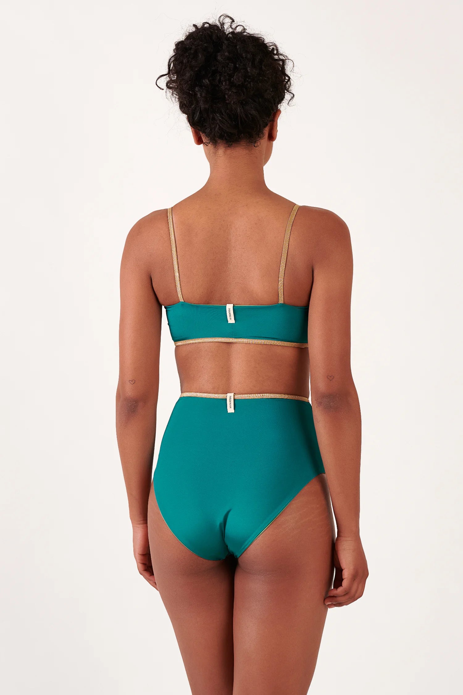 MYMARINI: Bikiniset aus türkisgrünem Bikinitop mit dünnen Trägern und hochgeschnittener Bikinihose, Rückenansicht.#color_pine-basil