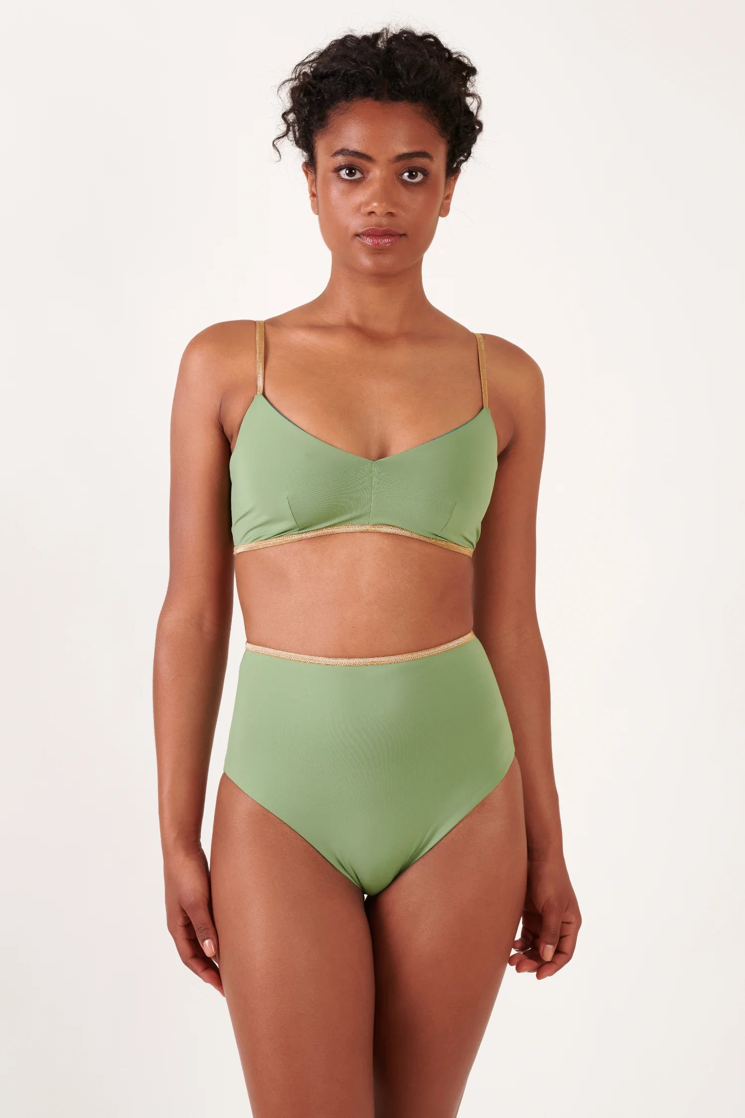 MYMARINI Bikini-Set in Grün: Bikinitop mit Spaghettiträgern und hoher Taillenhose mit goldener Zierkante.#color_pine-basil