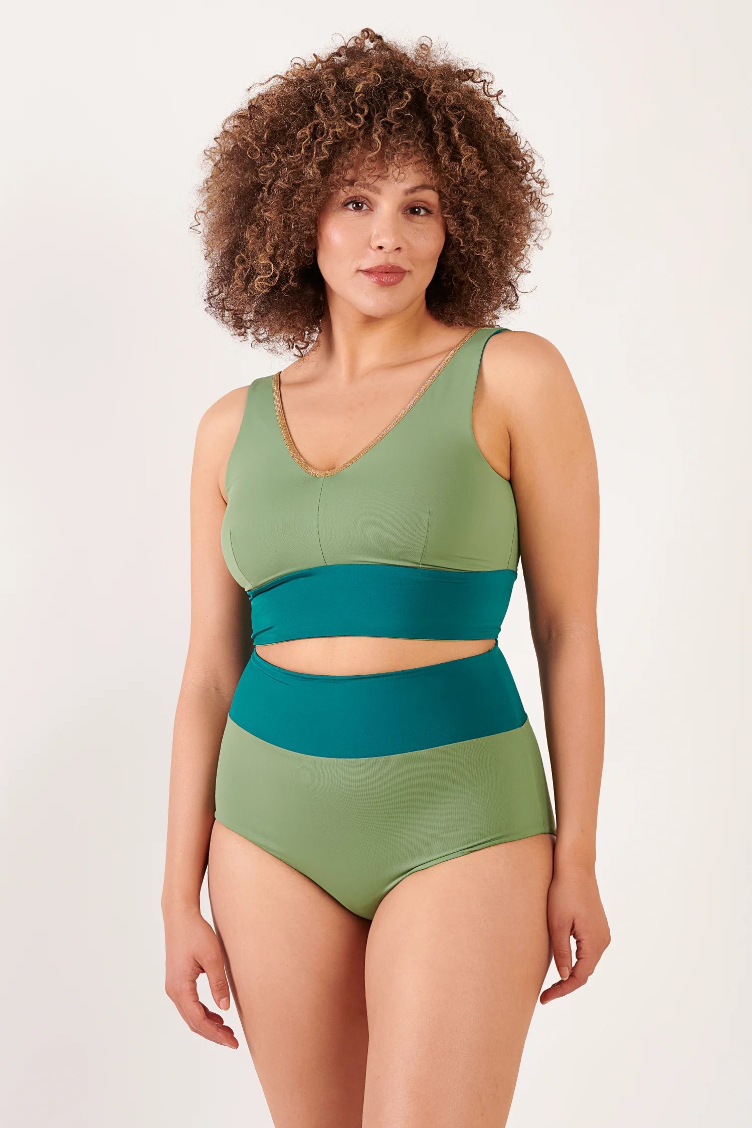 MYMARINI Bikini-Set: Oberteil in Olivgrün mit V-Ausschnitt und breiten Trägern; hochgeschnittene Hose in Grün/Türkis.#color_pine-basil