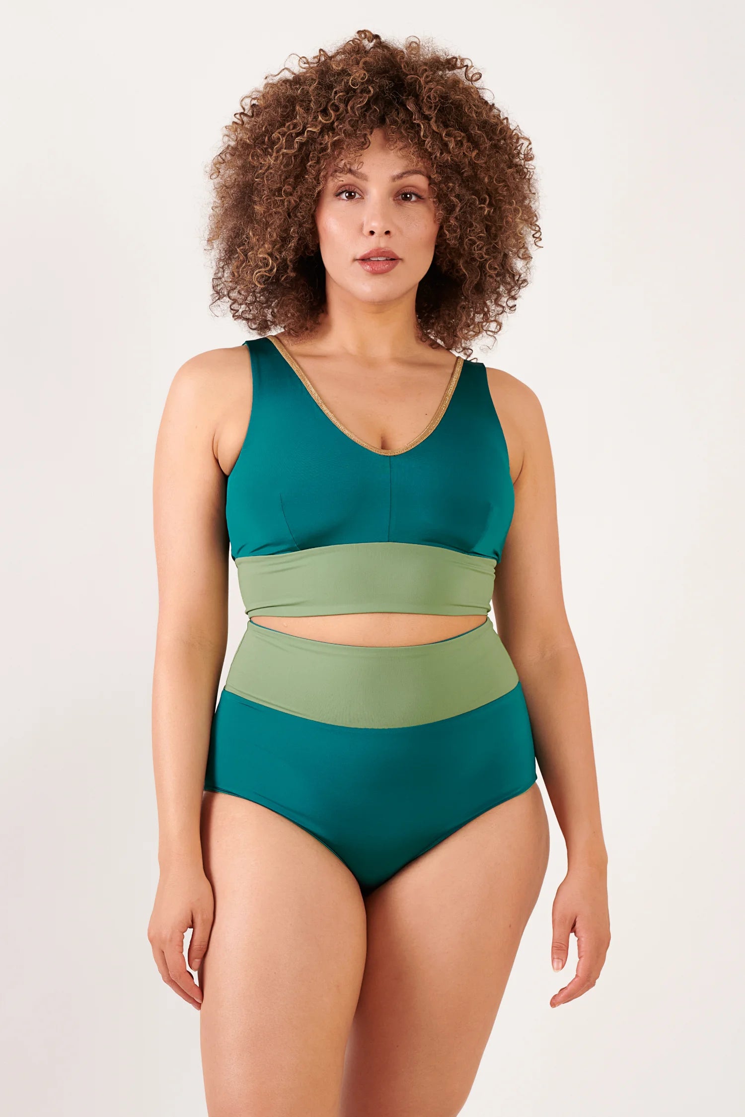 MYMARINI Bikini-Set: Oberteil mit V-Ausschnitt und breiten Trägern, goldene Kante; High-Waist-Hose in Grün-Blau mit Farbfeld-Design.#color_pine-basil