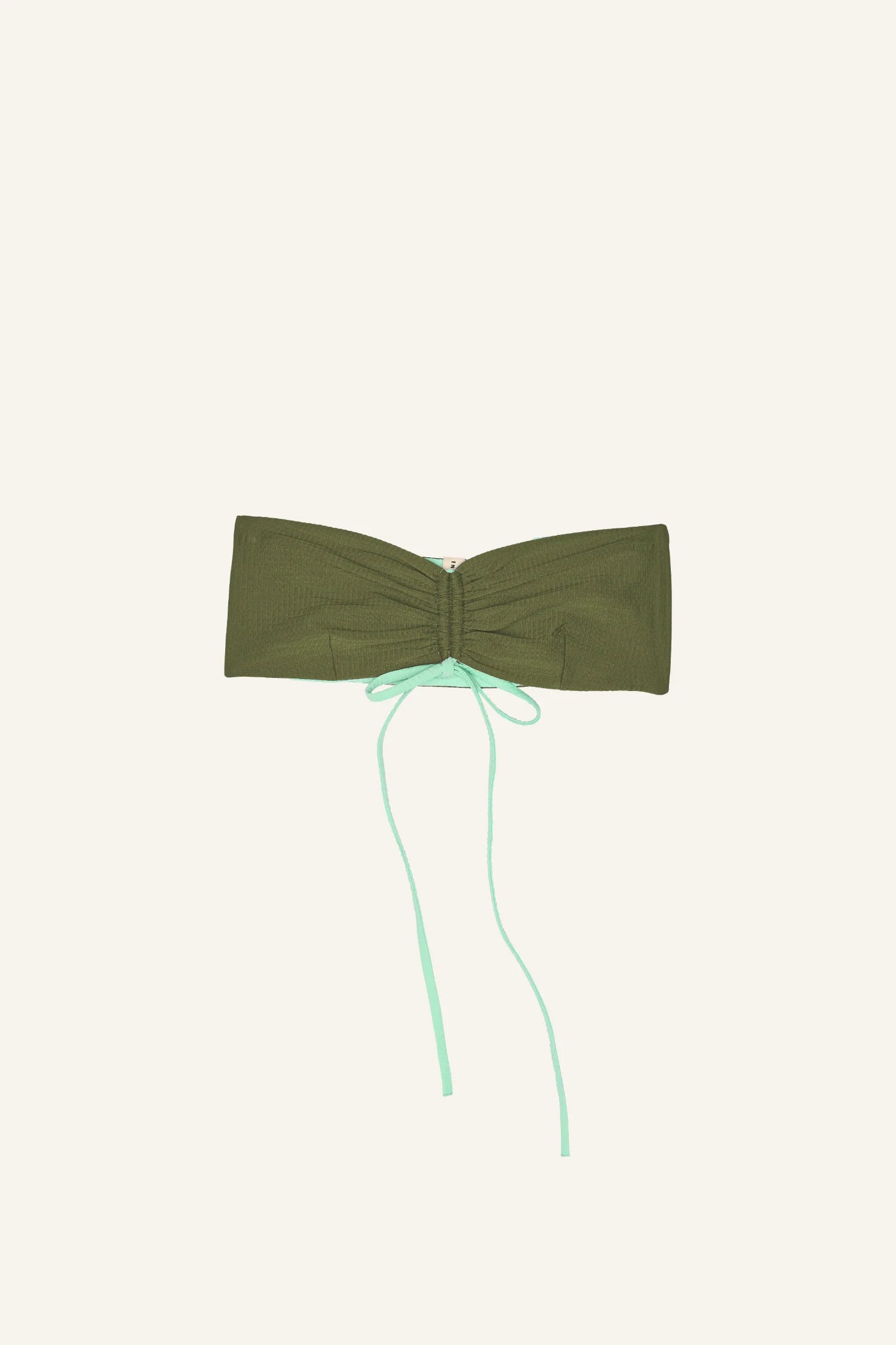 MYMARINI Bikinitop in Olivgrün mit Bandeau-Schnitt und Schnürung vorne, vor hellem Hintergrund.#color_lagoon-seaweed