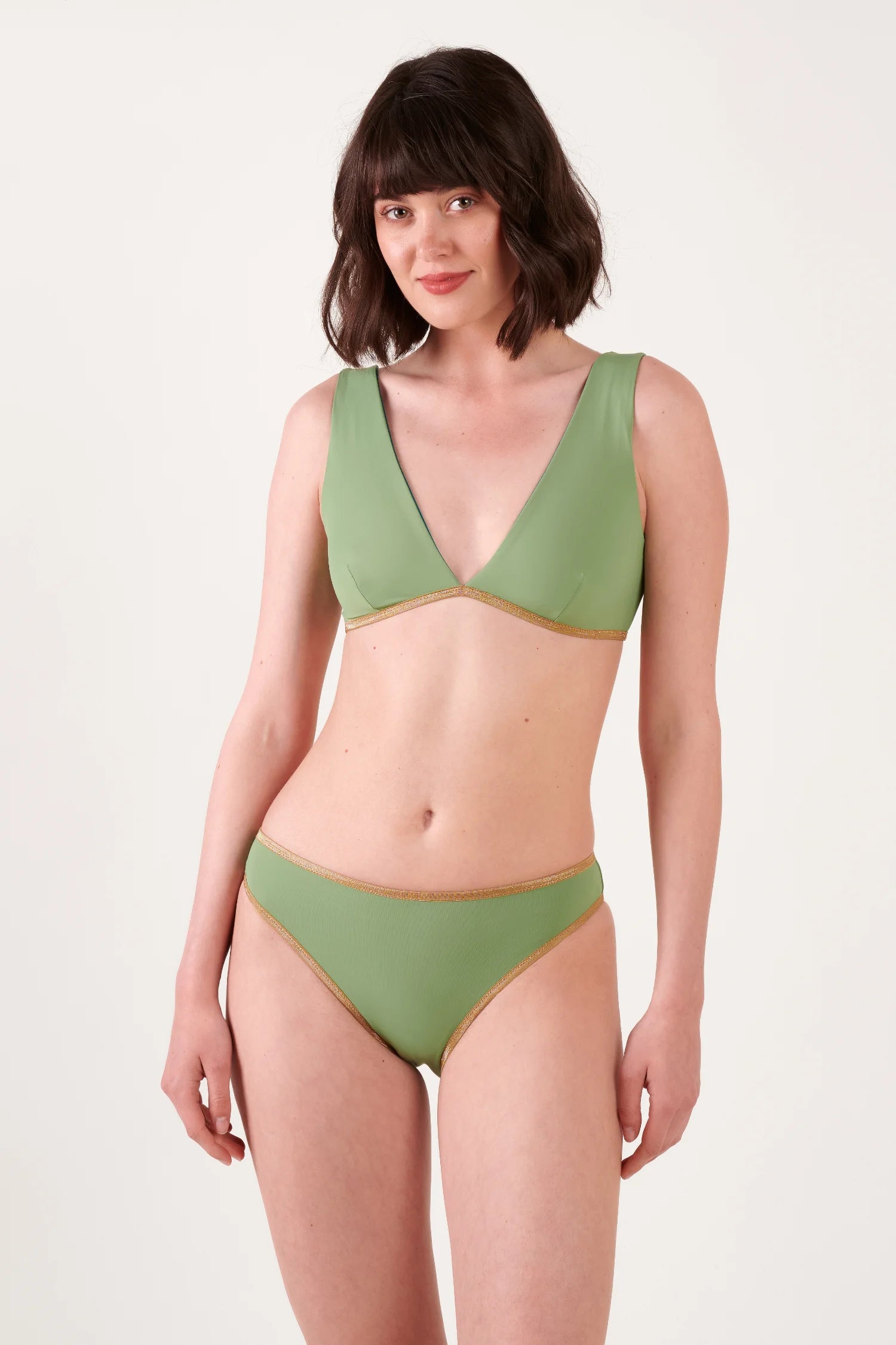 MYMARINI Bikini-Set aus Top und Hose in grün mit goldener Ziernaht; Top mit V-Ausschnitt und breiten Trägern, Hose mit Mid Rise.#color_pine-basil