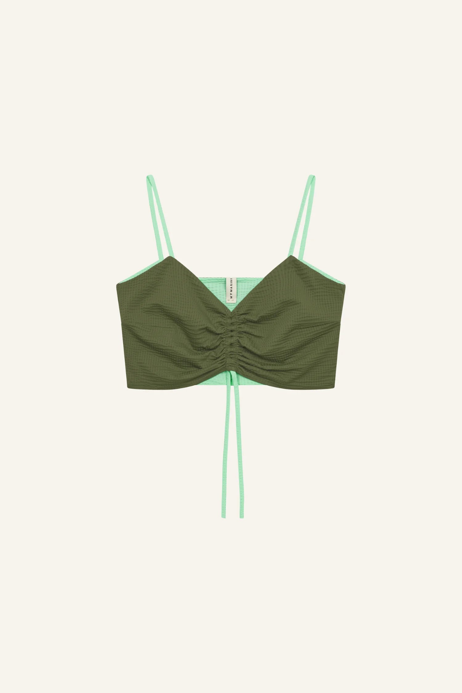 MYMARINI Bikinitop mit Spaghettiträgern in Olivgrün und Mint, gerafftes Detail vorne, auf hellem Hintergrund.#color_lagoon-seaweed