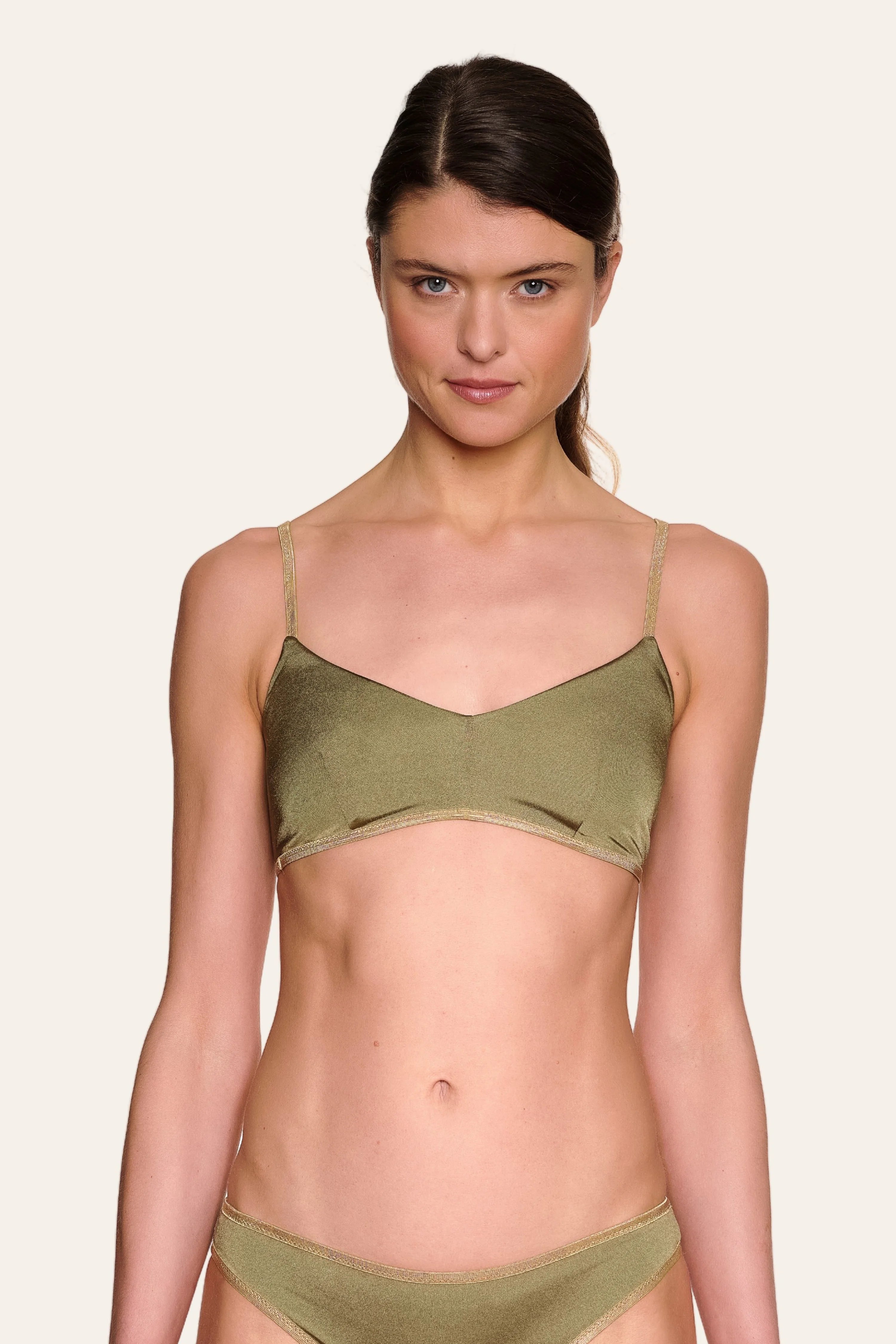 Frau trägt MYMARINI Bikinitop mit V-Ausschnitt und Spaghettiträgern in Olivgrün.#color_apple-leaves