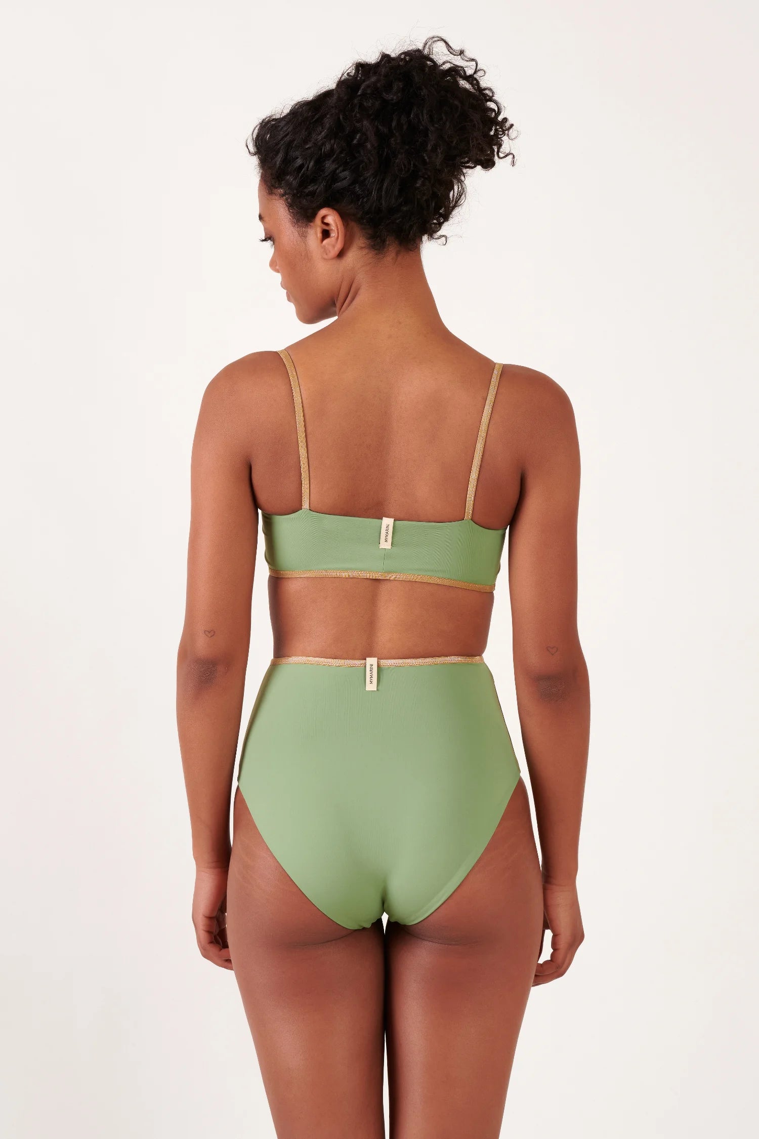 MYMARINI Bikini mit Bandeau-Top und dünnen Trägern; Hohe Taille der Hose in Grün, Rückansicht sichtbar.#color_pine-basil