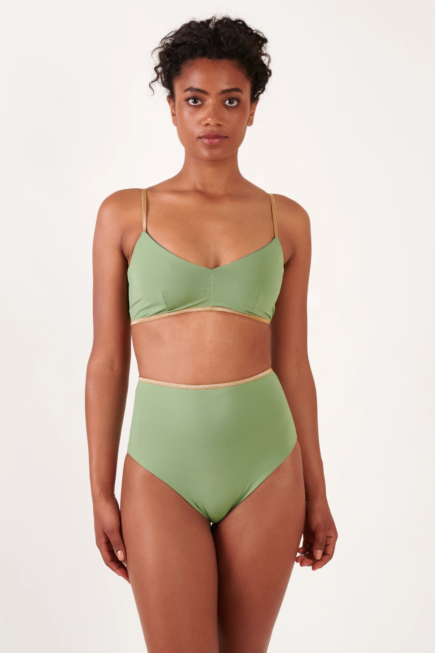 MYMARINI Bikini: grünes Oberteil mit dünnen Trägern und Goldkante, Hohe Taille Hose, frontal stehendes Model.#color_pine-basil