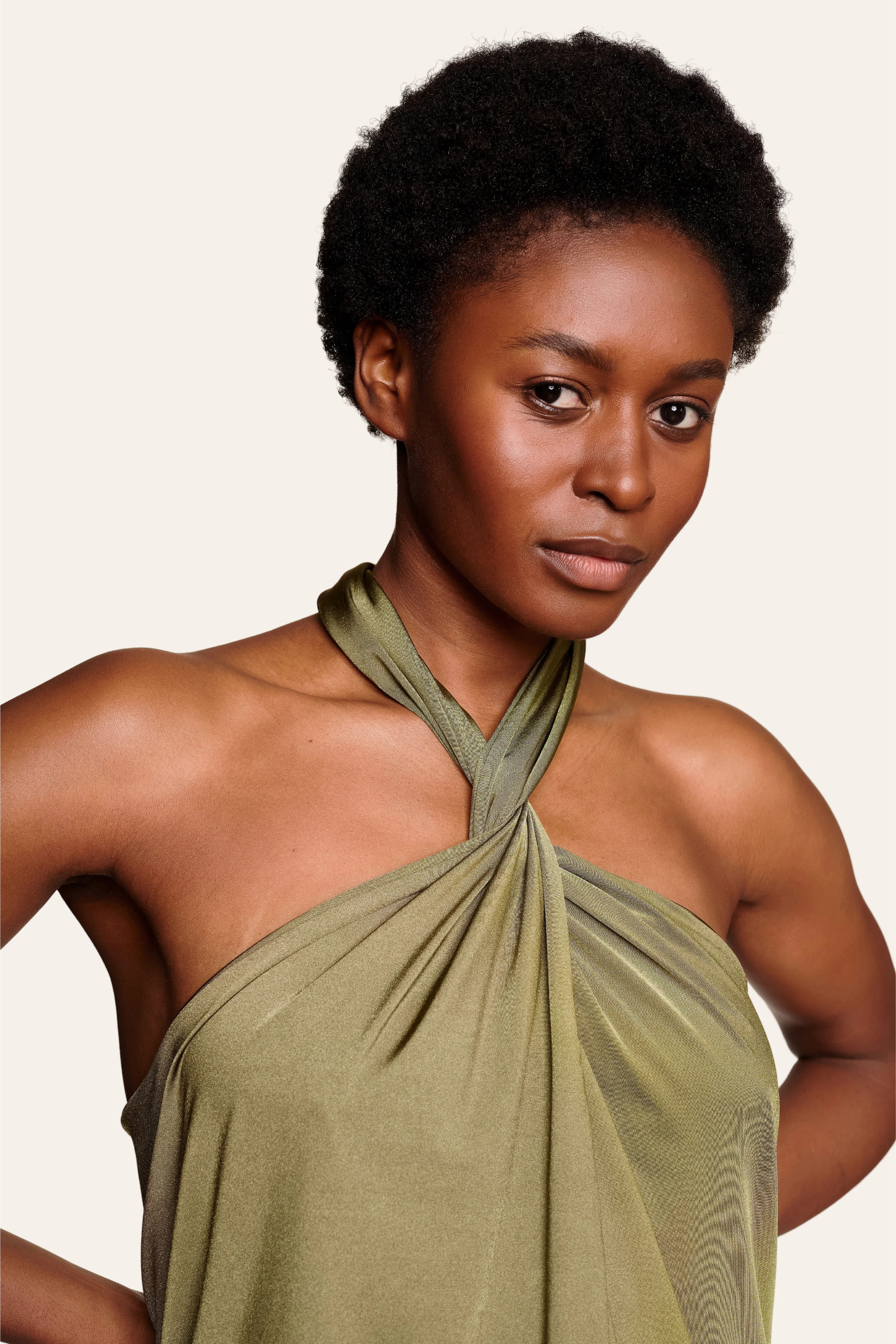 Frau in olivgrünem MYMARINI-Bandeau-Top mit Neckholder.#color_leaves