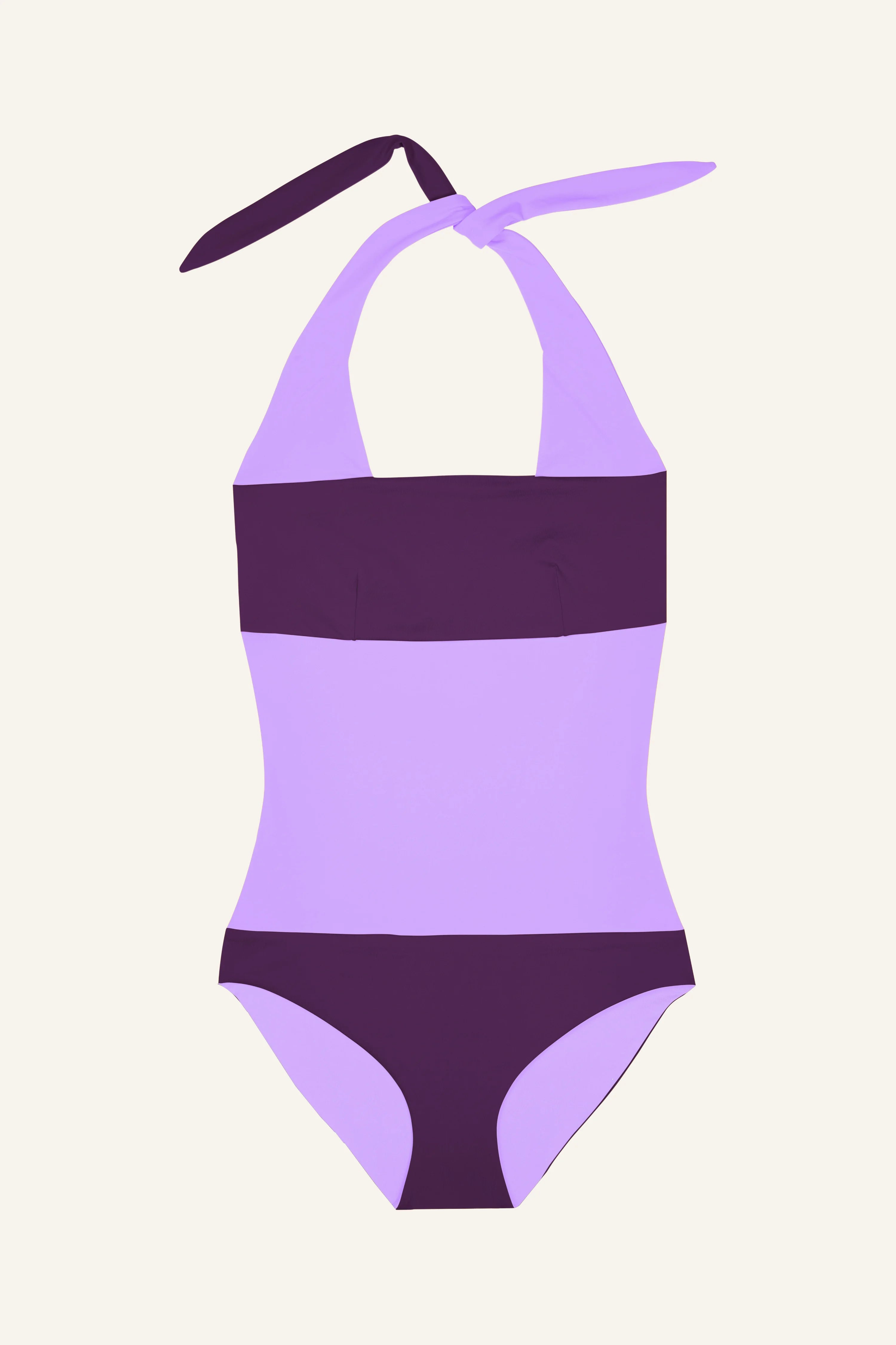 MYMARINI Badeanzug in Lila mit Neckholder und hohem Beinausschnitt auf hellem Hintergrund.#color_lavender-plum