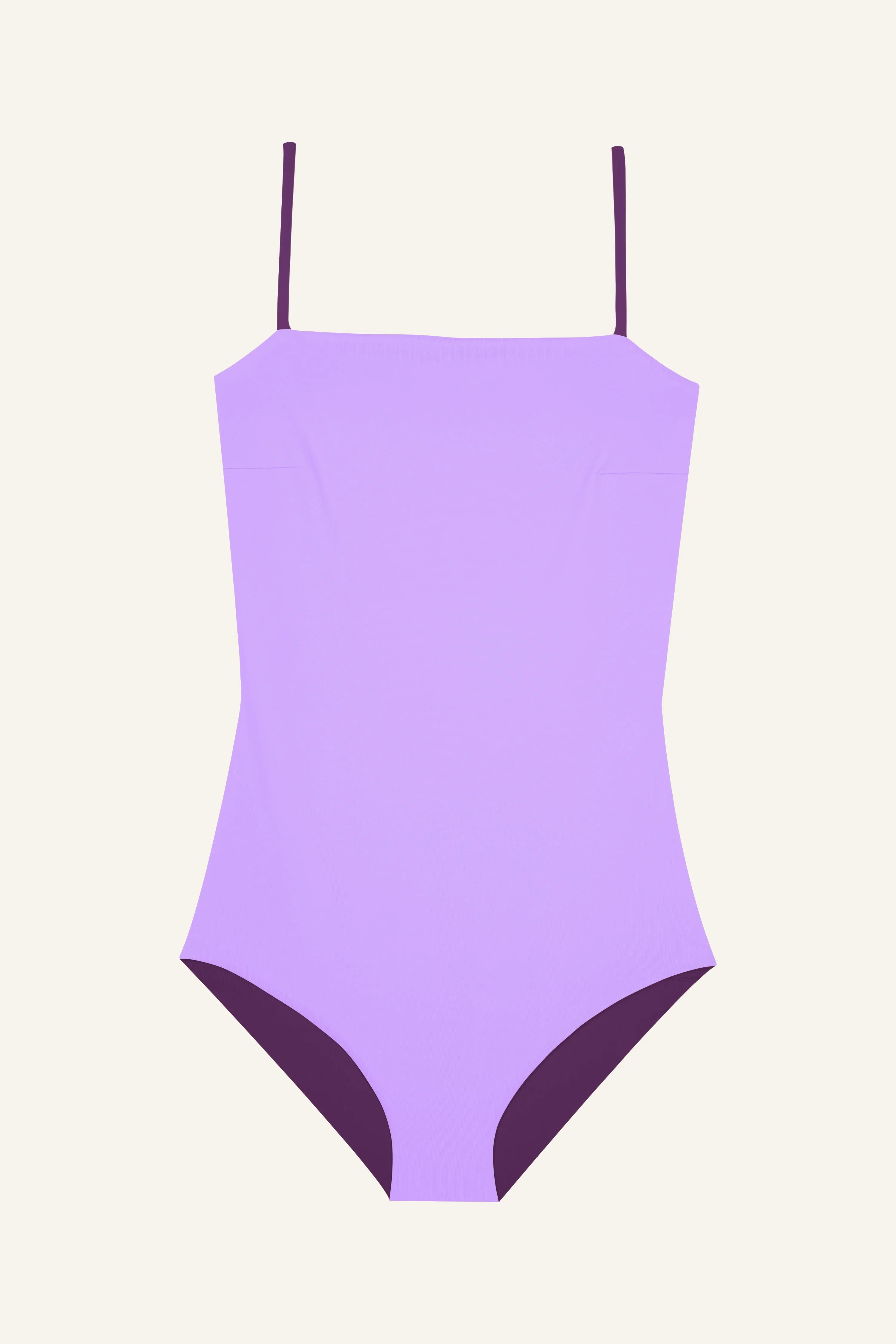 MYMARINI Badeanzug in Lila mit Spaghettiträgern und hohem Beinausschnitt auf hellem Hintergrund.#color_lavender-plum