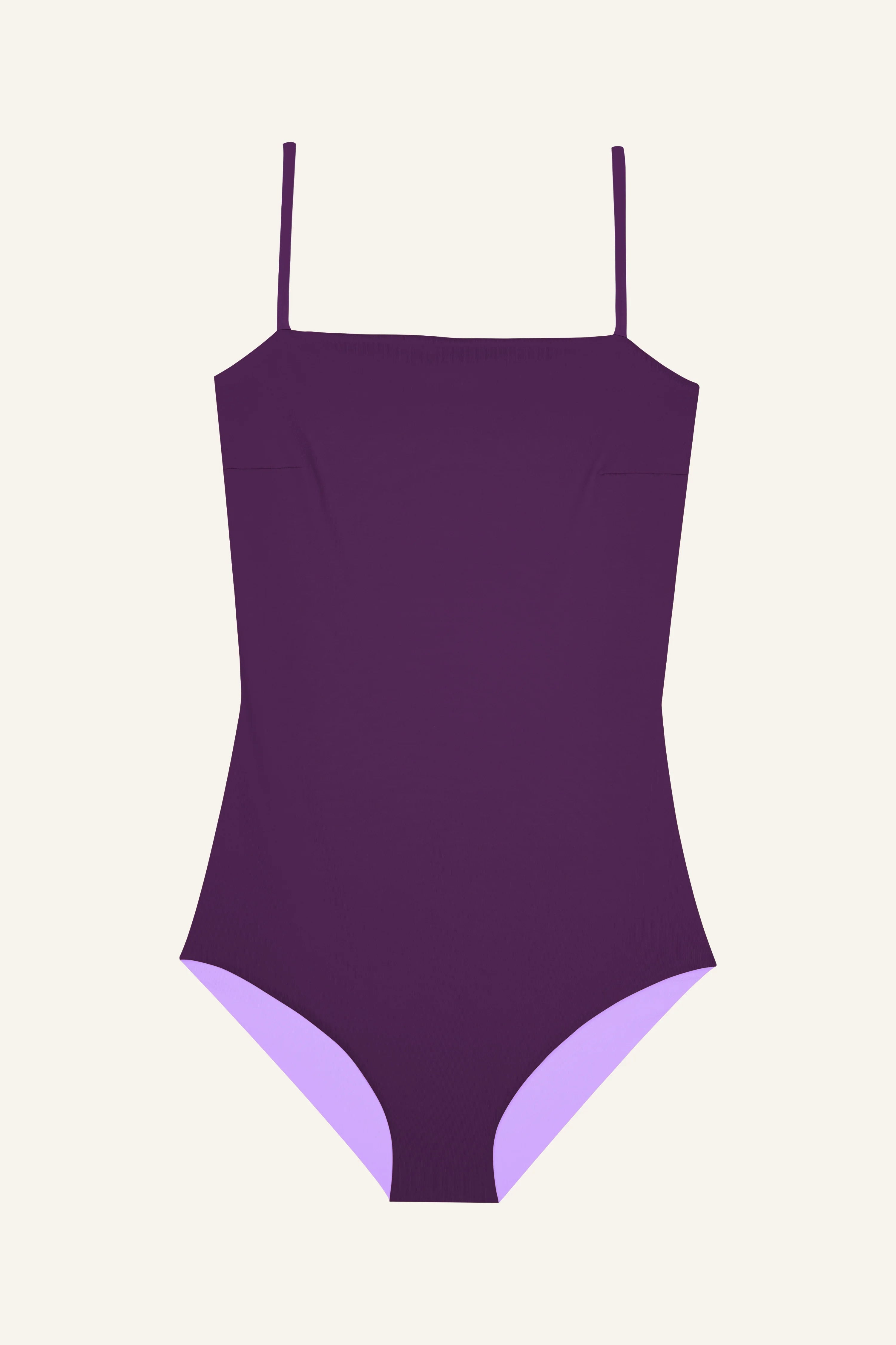 Lila MYMARINI Badeanzug mit Spaghettiträgern und hohem Beinausschnitt vor hellem Hintergrund.#color_lavender-plum