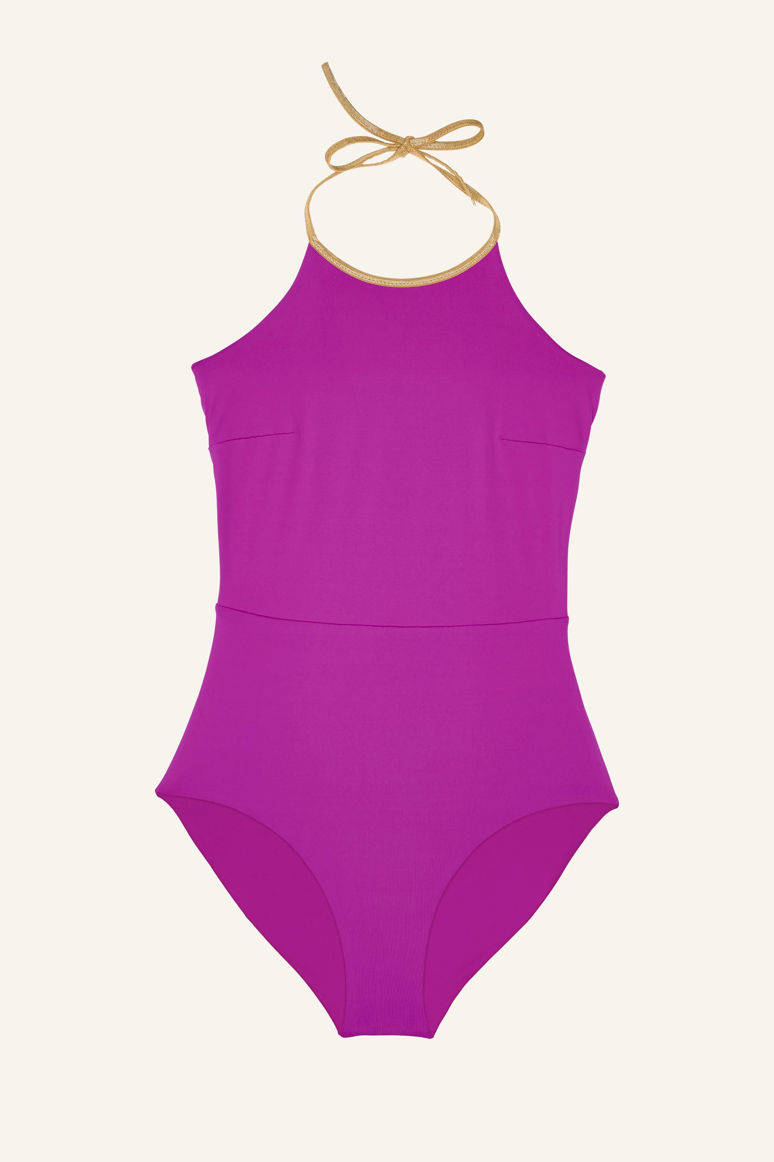MYMARINI One-Piece in kräftigem Pink mit Neckholder und hohem Beinausschnitt vor hellem Hintergrund.#color_papaya-cassis