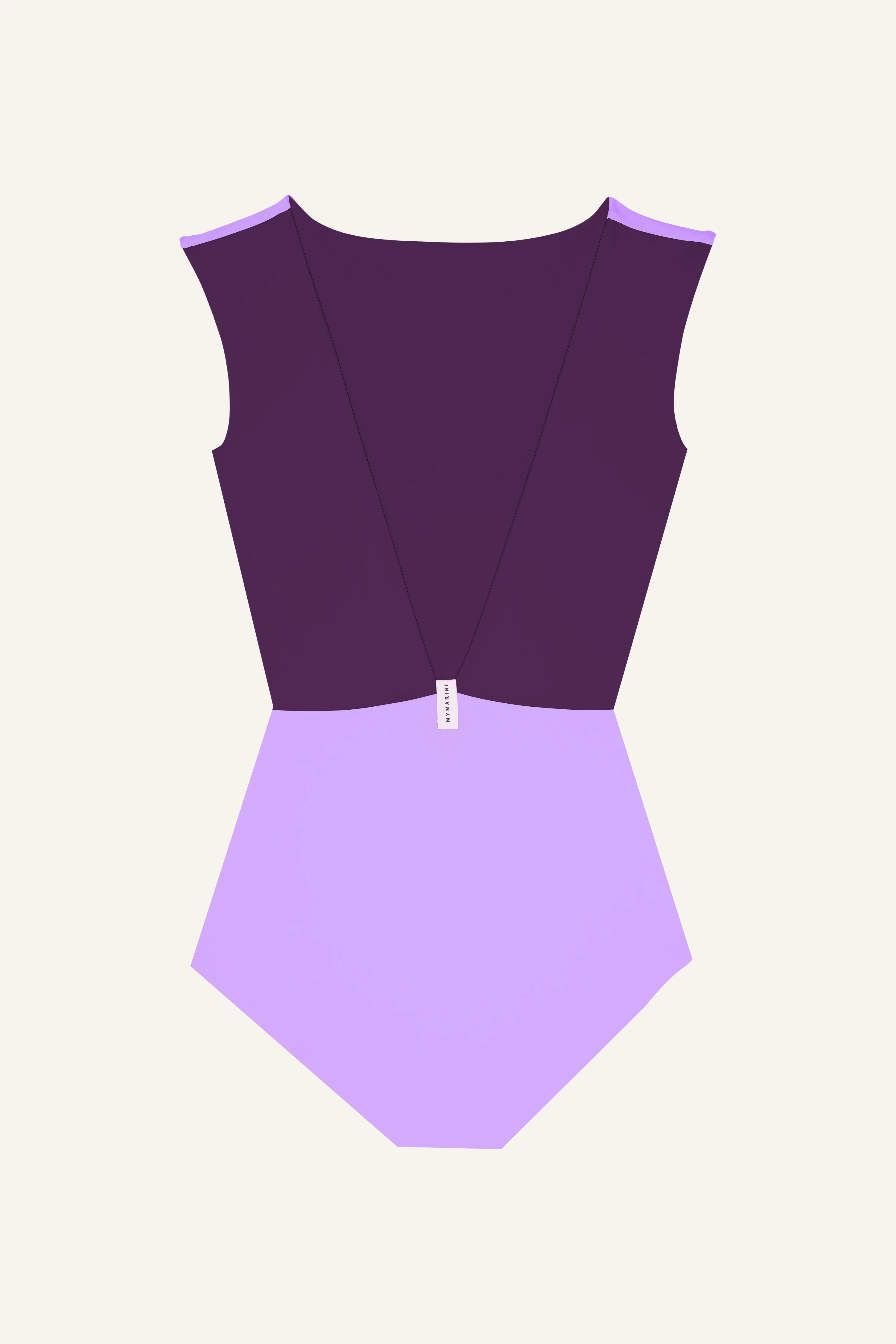 Lila MYMARINI Badeanzug mit V-Ausschnitt und breiten Trägern auf hellem Hintergrund.#color_lavender-plum