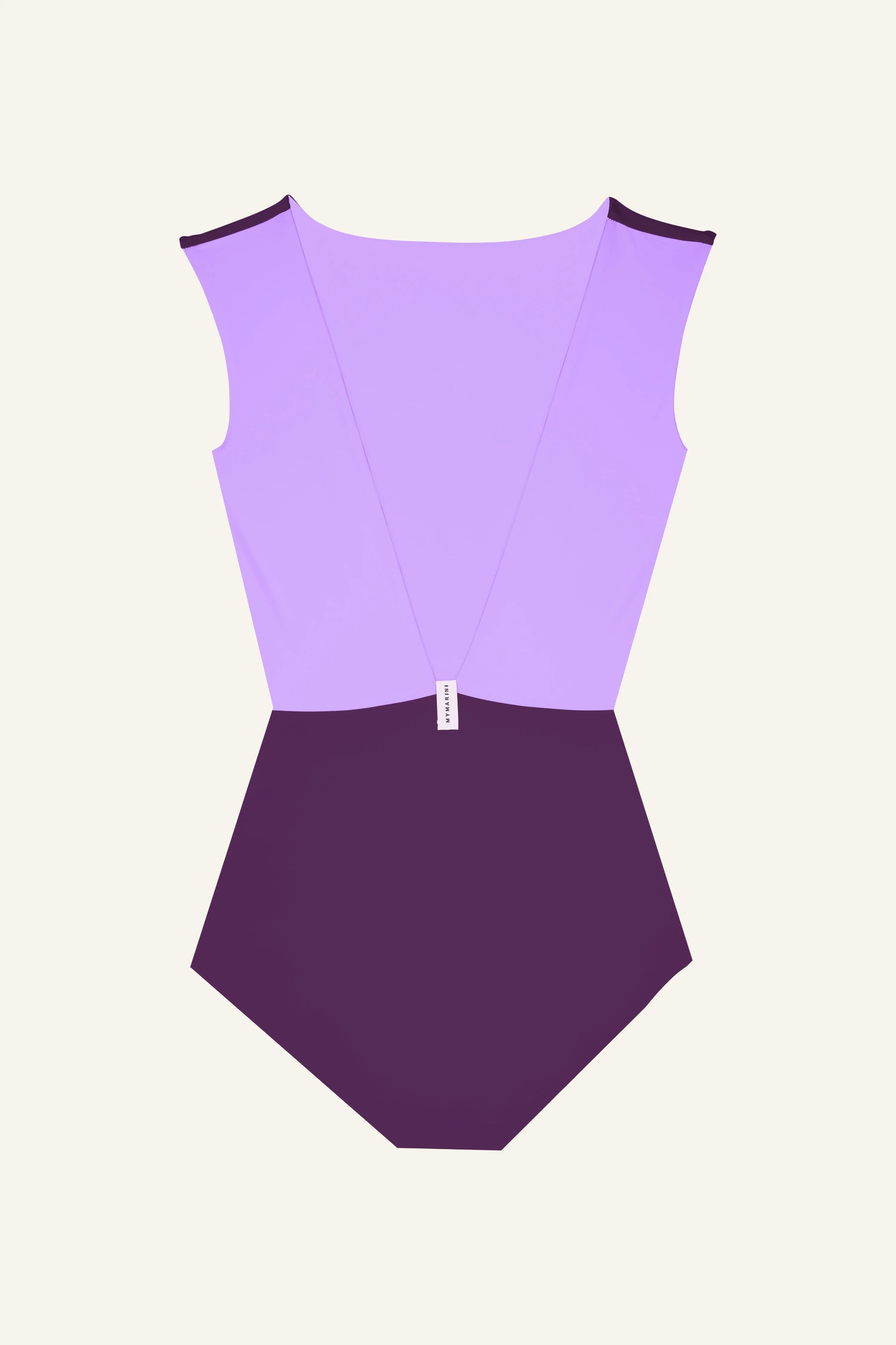 MYMARINI Badeanzug in Lila mit V-Ausschnitt und breiten Trägern auf hellem Hintergrund.#color_lavender-plum