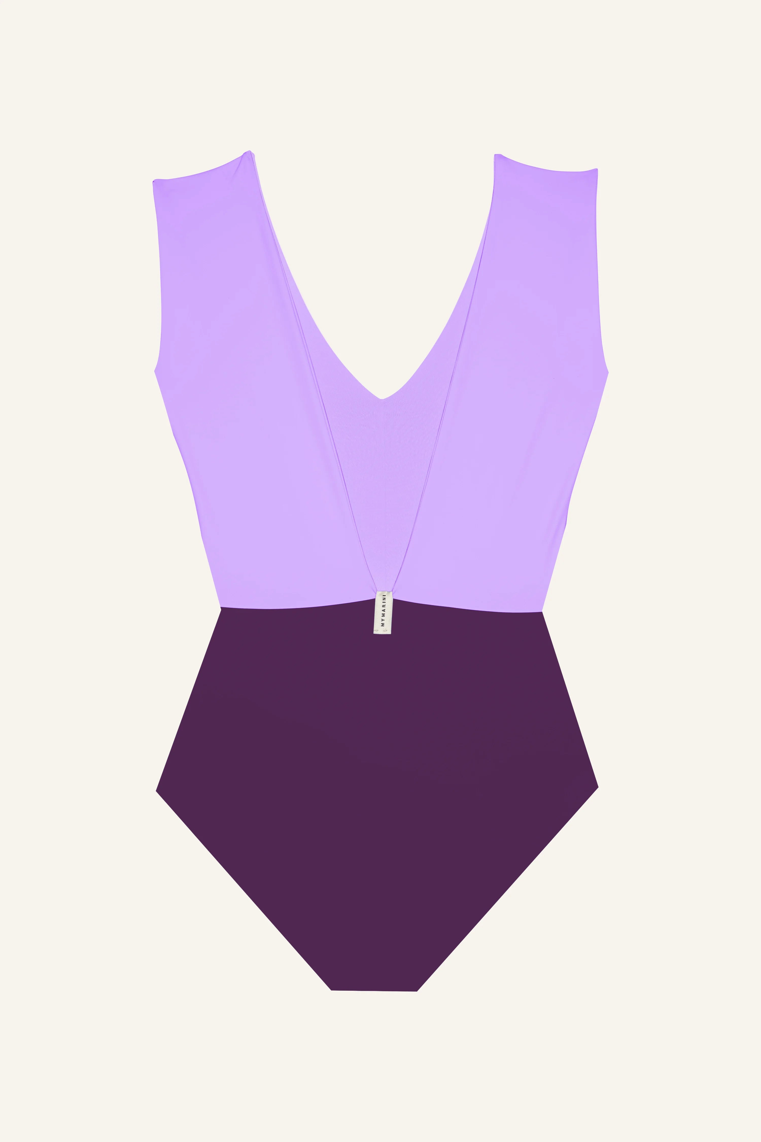 Lila MYMARINI Badeanzug mit V-Ausschnitt und tiefem Beinausschnitt auf hellem Hintergrund.#color_lavender-plum