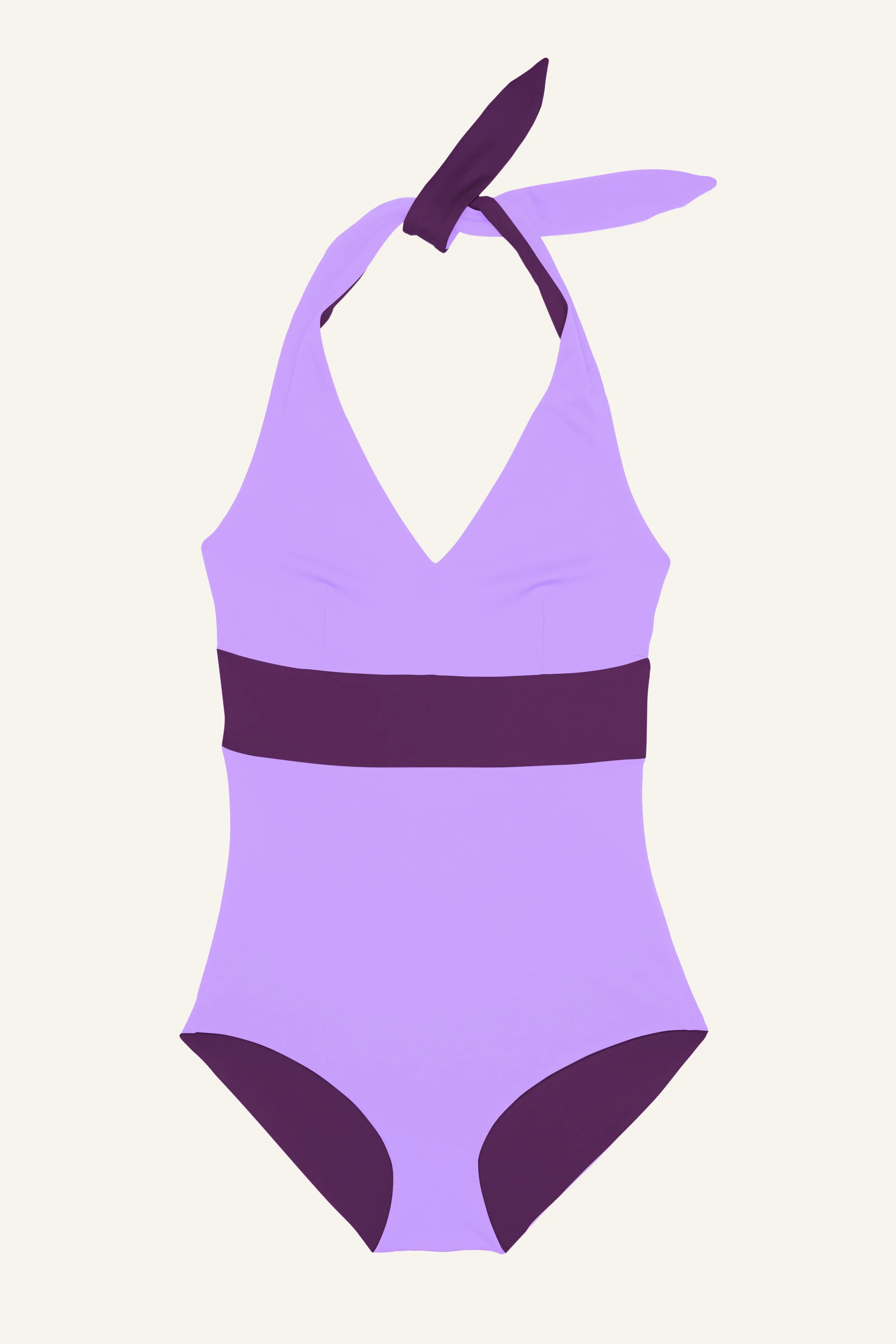 MYMARINI Badeanzug in Lila mit Neckholder und tiefem Beinausschnitt auf hellem Hintergrund.#color_lavender-plum