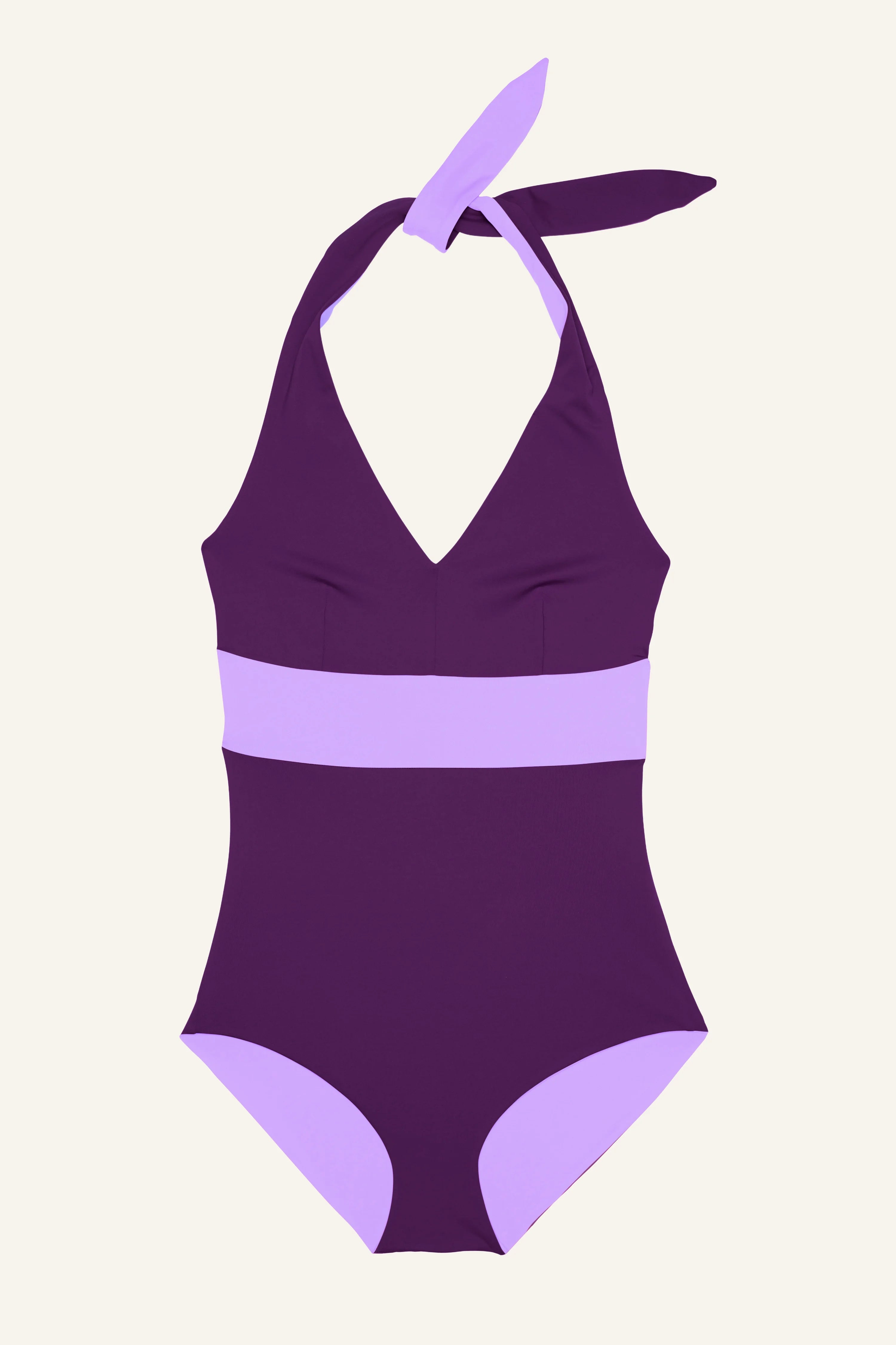 Lila MYMARINI Badeanzug mit Neckholder und V-Ausschnitt auf hellem Hintergrund.#color_lavender-plum