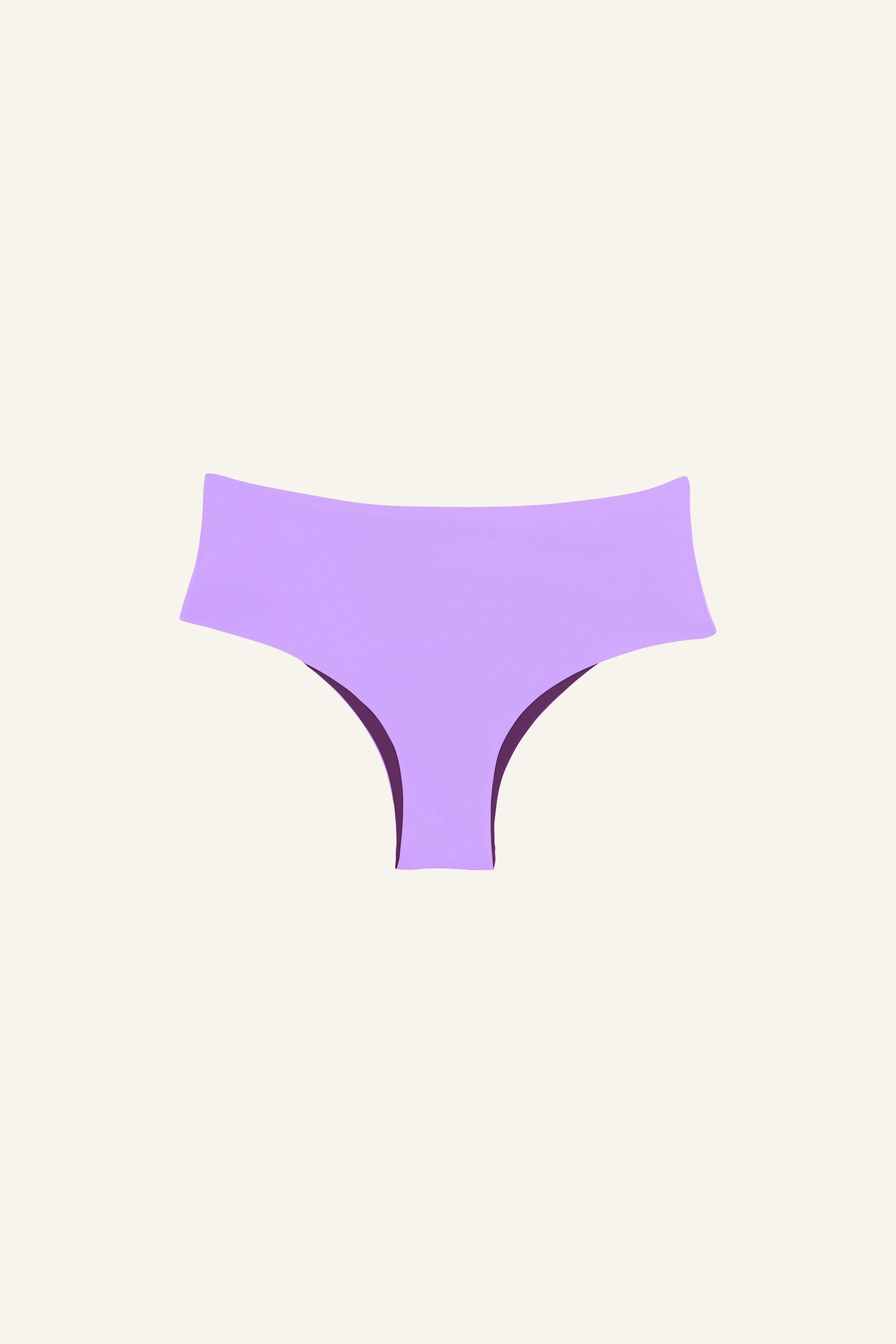 MYMARINI Bikinihose in Lila mit hohem Beinausschnitt vor weißem Hintergrund.#color_lavender-plum