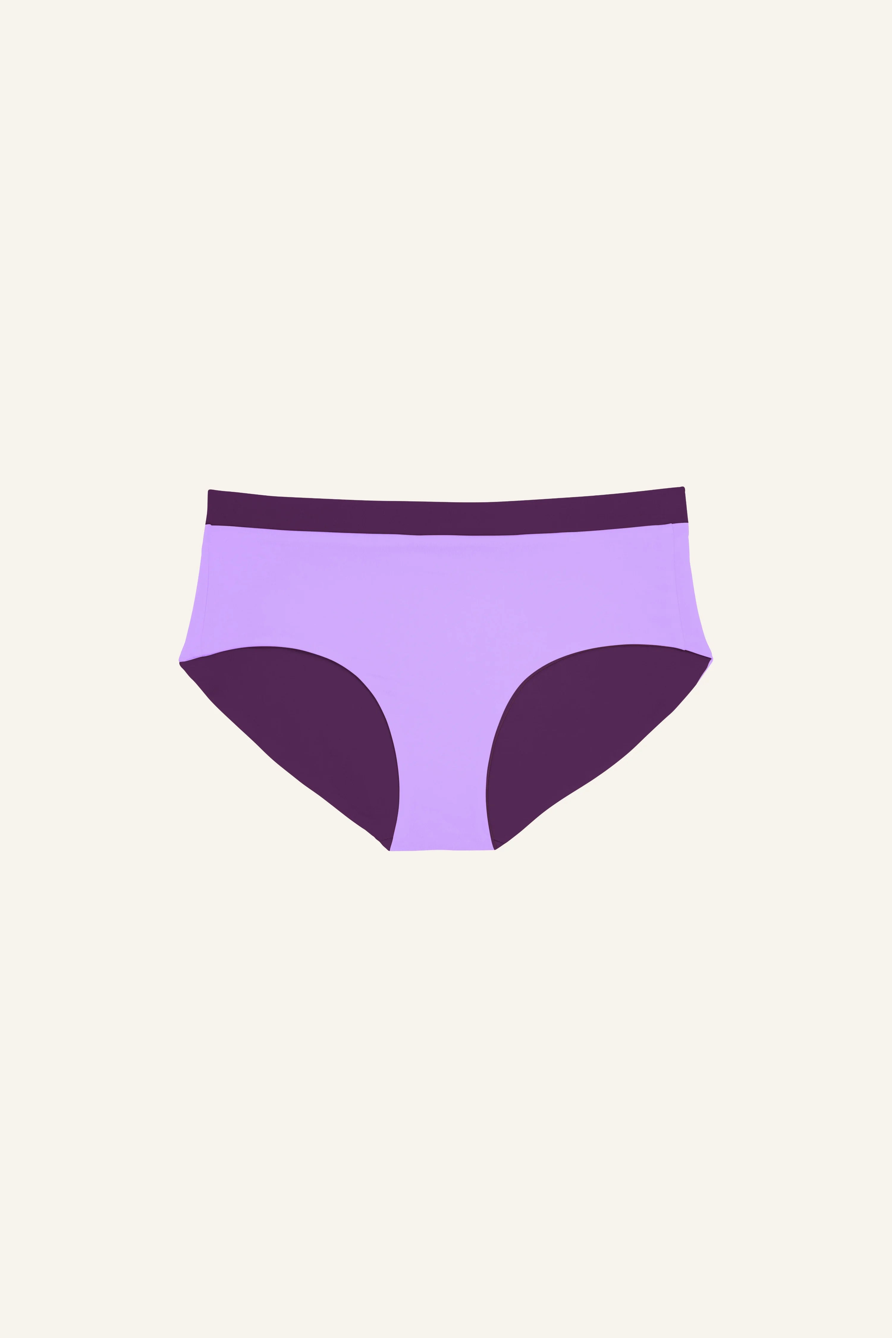 MYMARINI Bikinihose in Lila mit hohem Beinausschnitt auf hellem Hintergrund.#color_lavender-plum