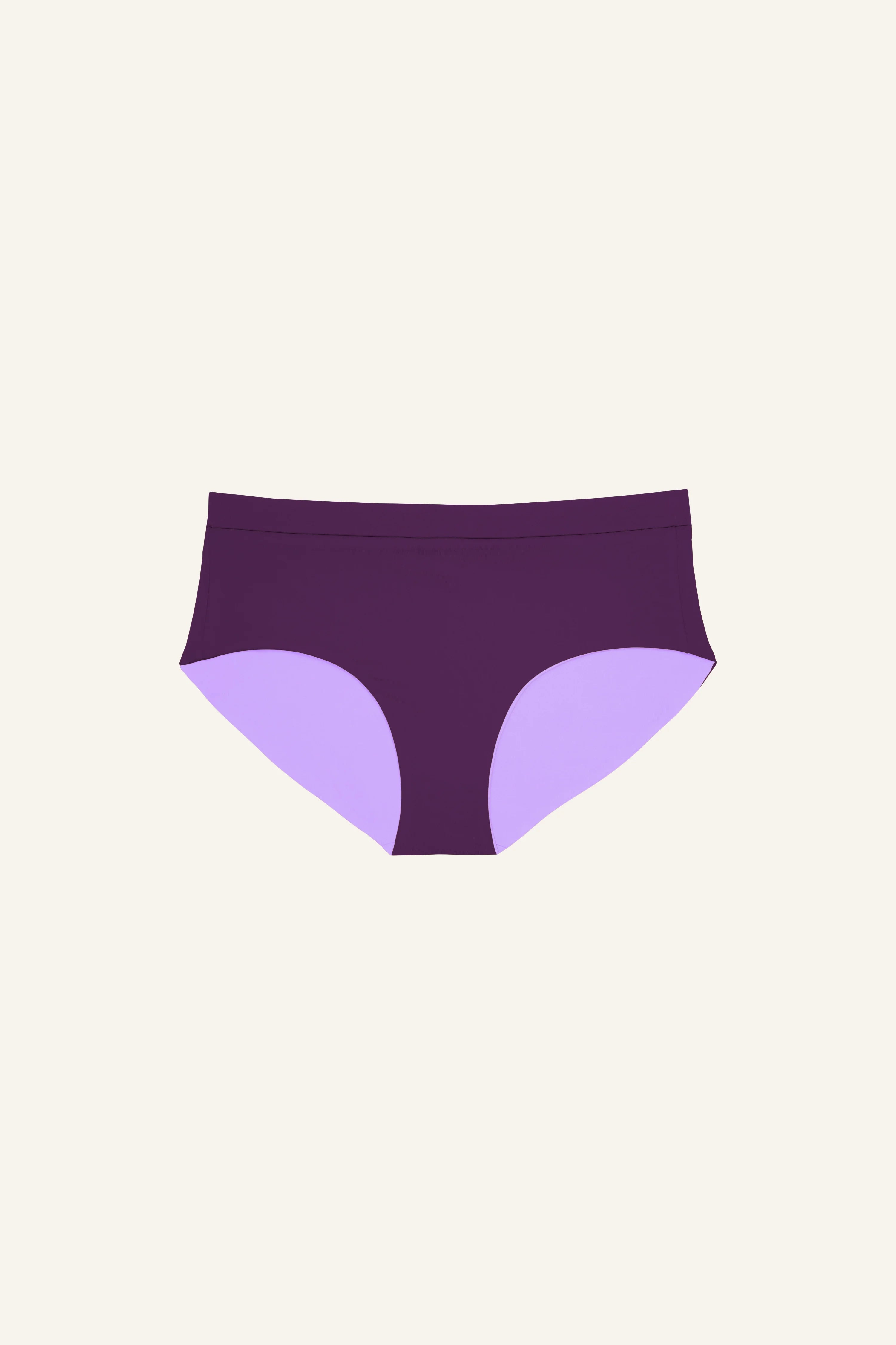 MYMARINI Bikinihose in Lila mit hohem Beinausschnitt auf hellem Hintergrund.#color_lavender-plum
