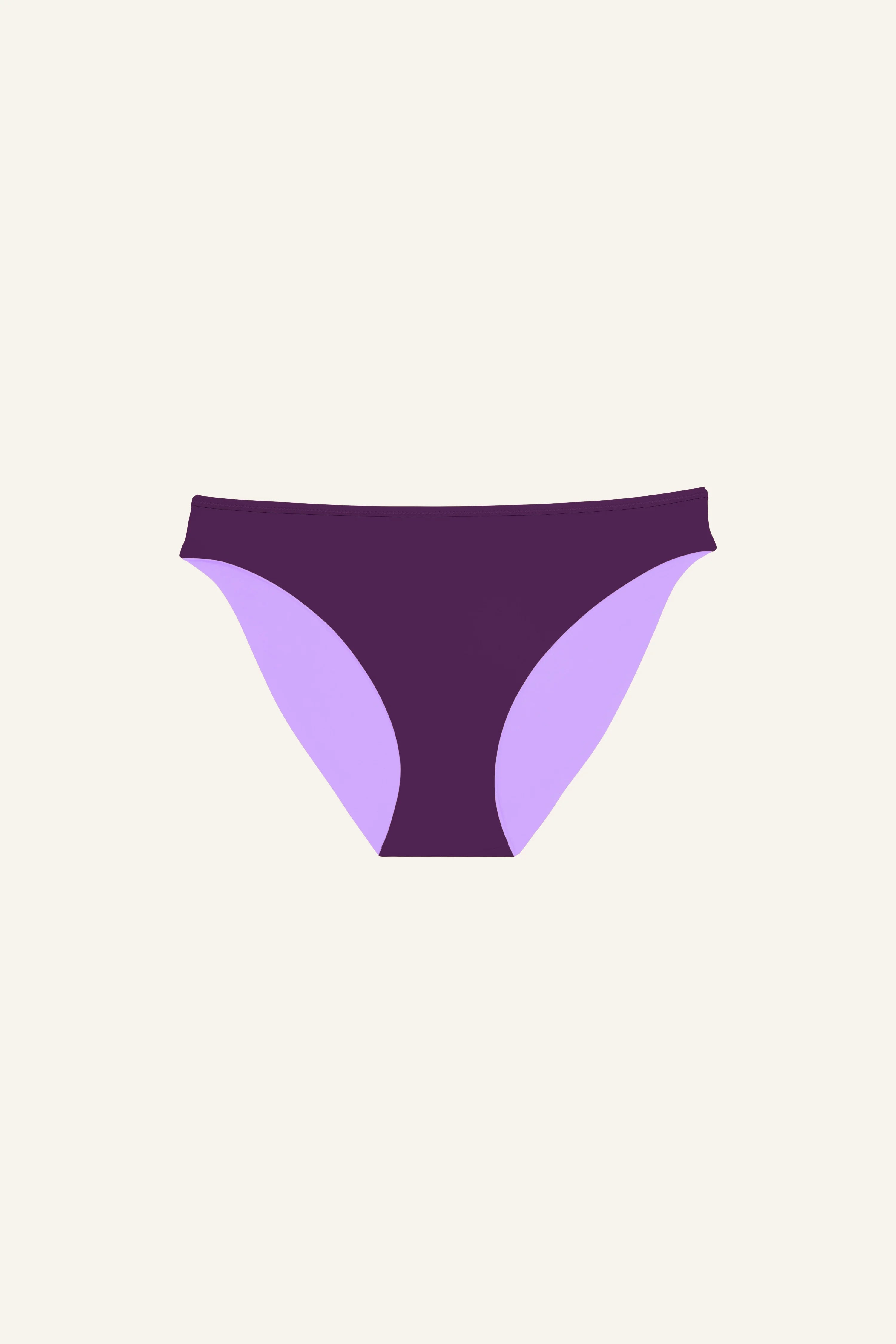 Lila MYMARINI Bikinihose mit hohem Beinausschnitt auf hellem Hintergrund.#color_lavender-plum