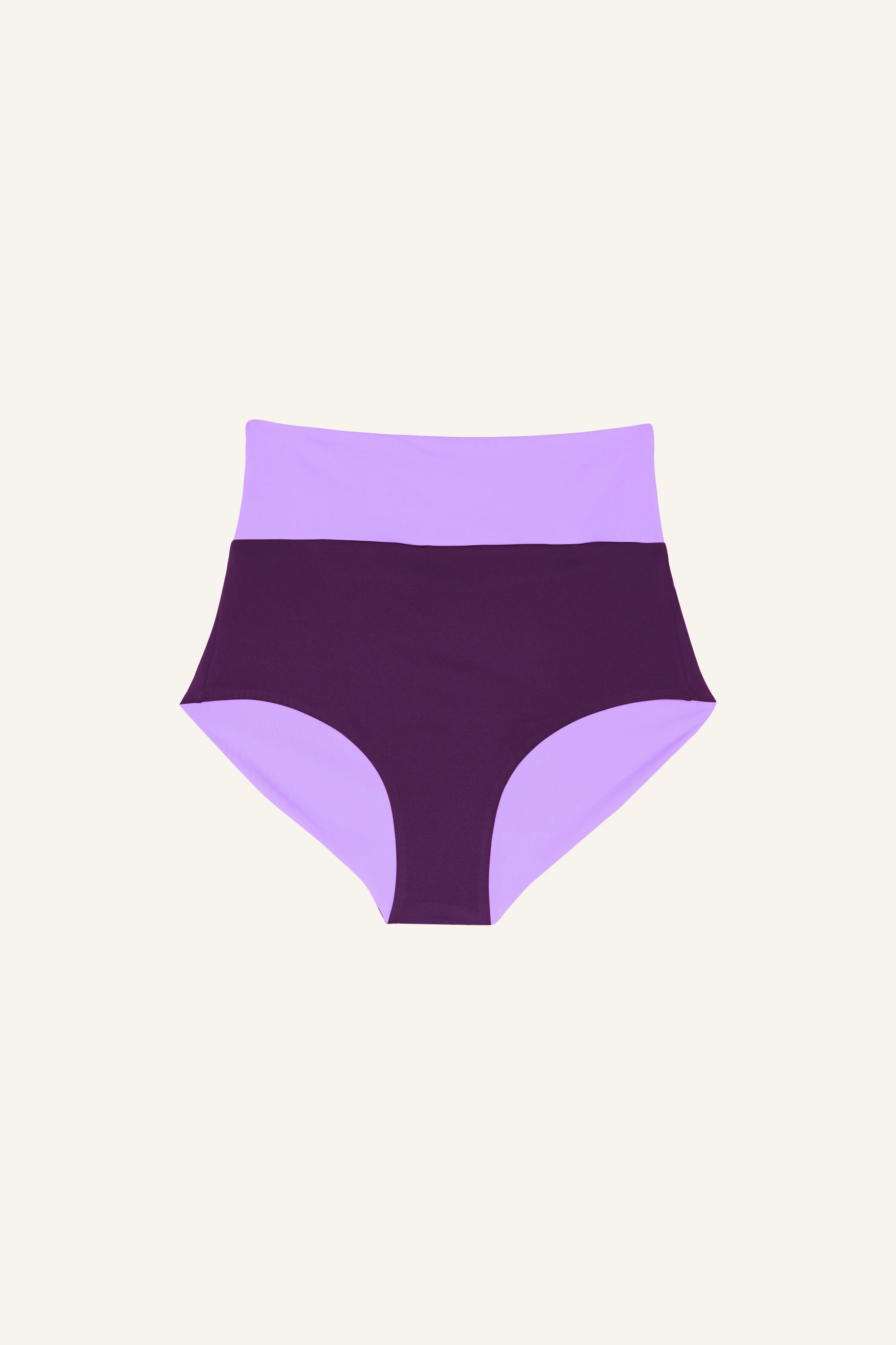 MYMARINI Bikinihose in Lila mit hohem Bund und hohem Beinausschnitt auf hellem Hintergrund.#color_lavender-plum