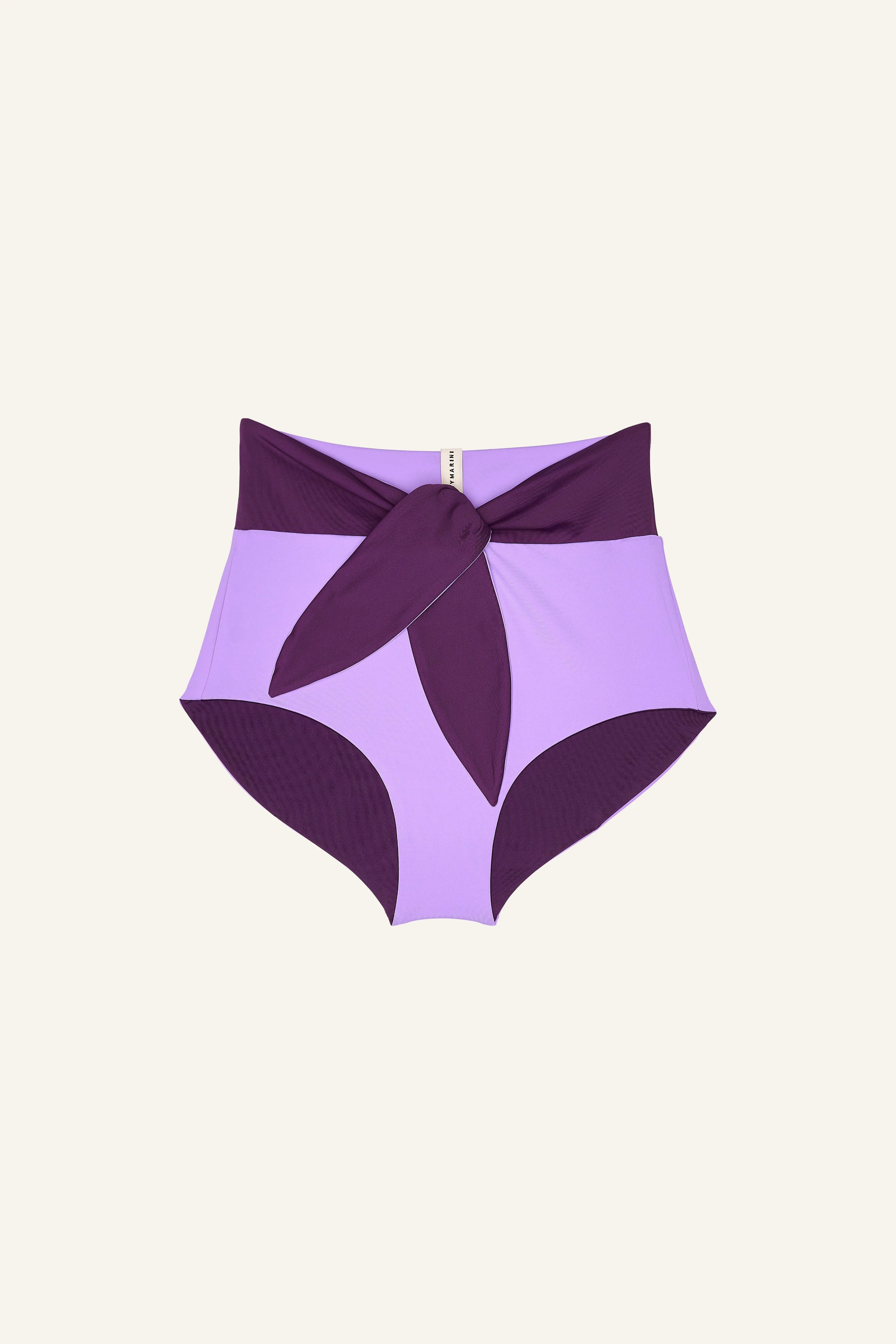 MYMARINI Bikinihose in Lila mit hohem Bund und dekorativer Schleife vorne, auf hellem Hintergrund.#color_lavender-plum