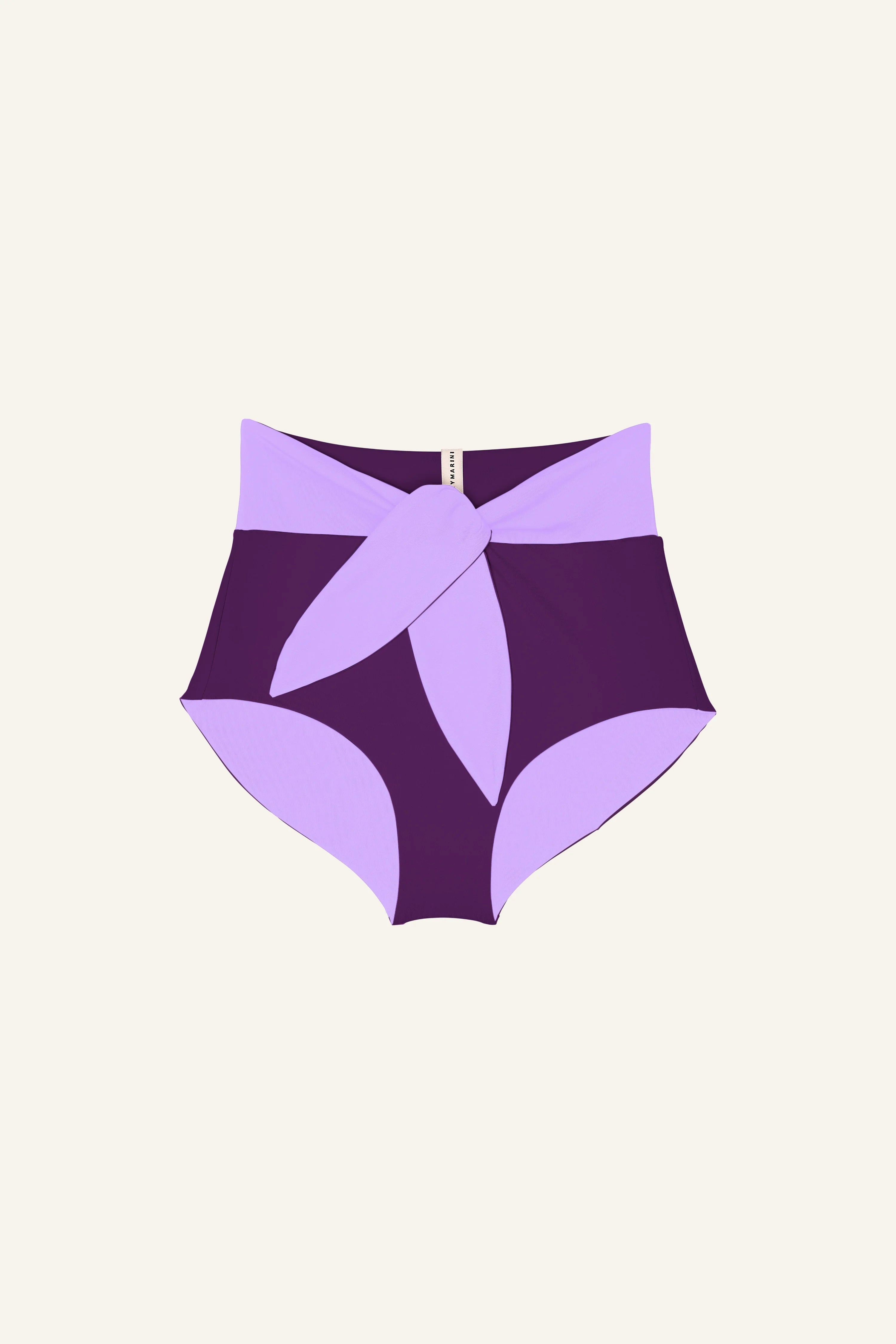 MYMARINI Bikinihose in Lila mit hohem Bund und breitem Taillenband, vor hellem Hintergrund.#color_lavender-plum