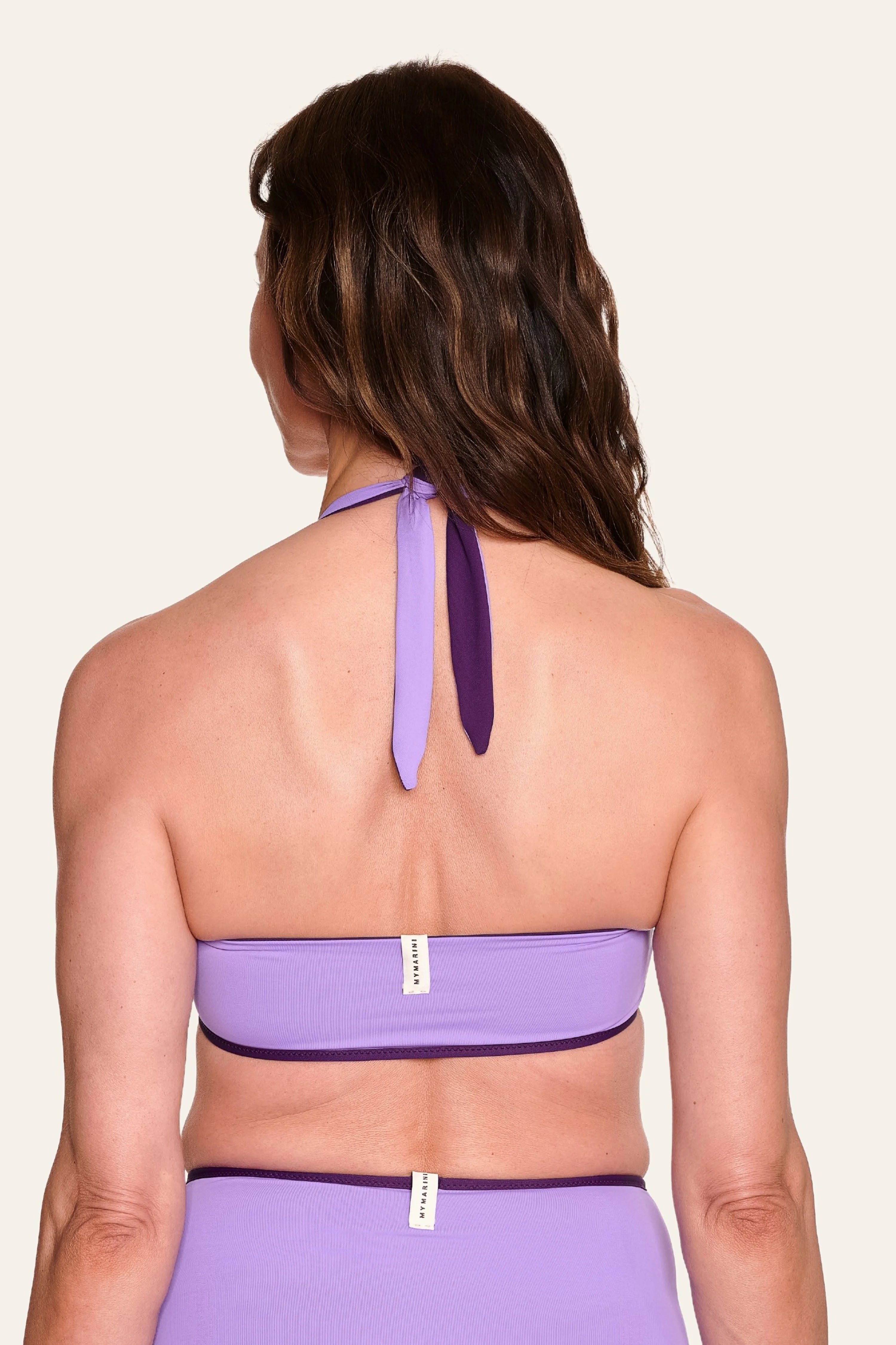 Frau in lila MYMARINI Neckholder-Bikinitop und High-Waist-Bikinihose, Rückansicht.#color_lavender-plum