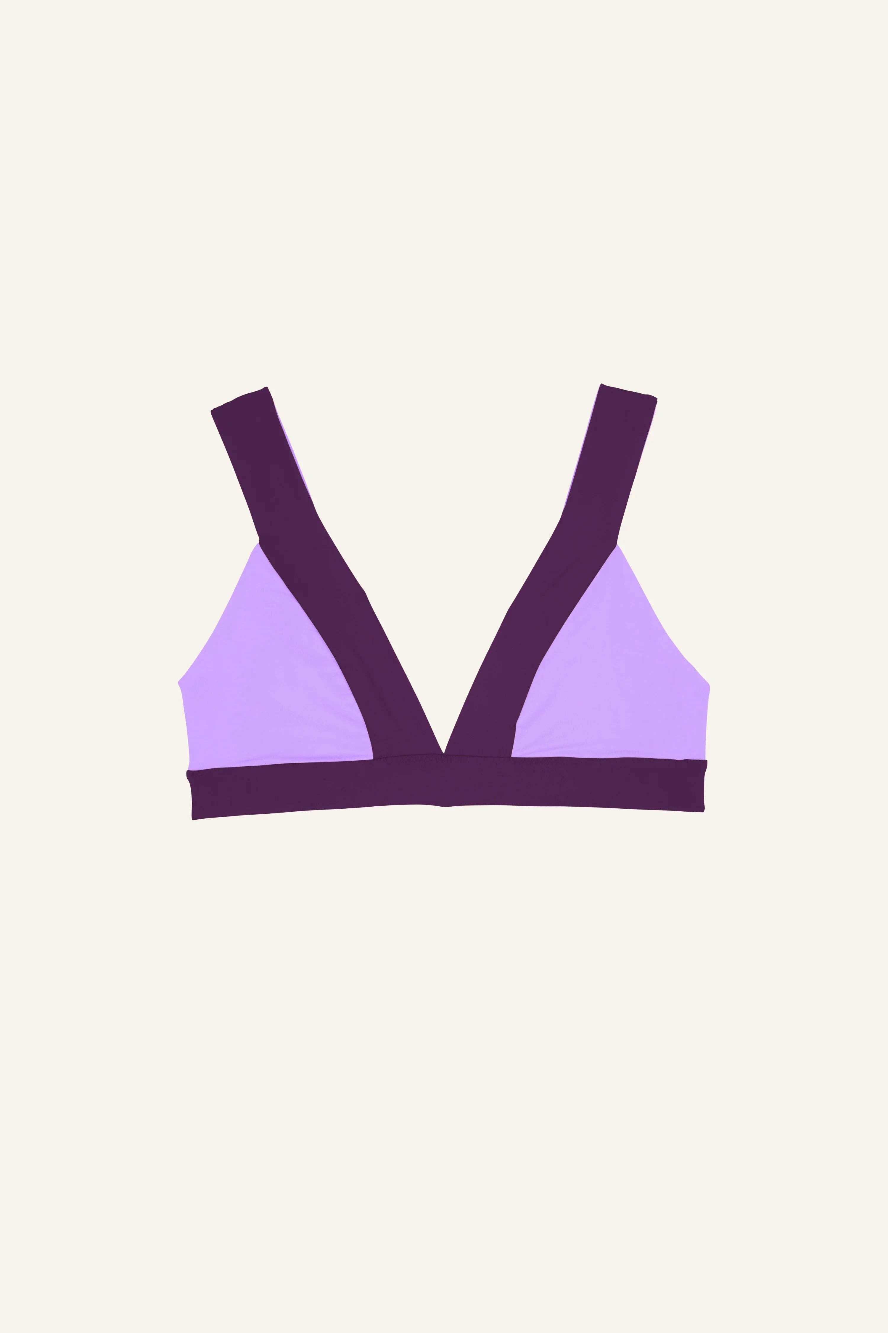 MYMARINI Bikinitop mit V-Ausschnitt und breiten Trägern in Lila und Dunkelviolett auf hellem Hintergrund.#color_lavender-plum