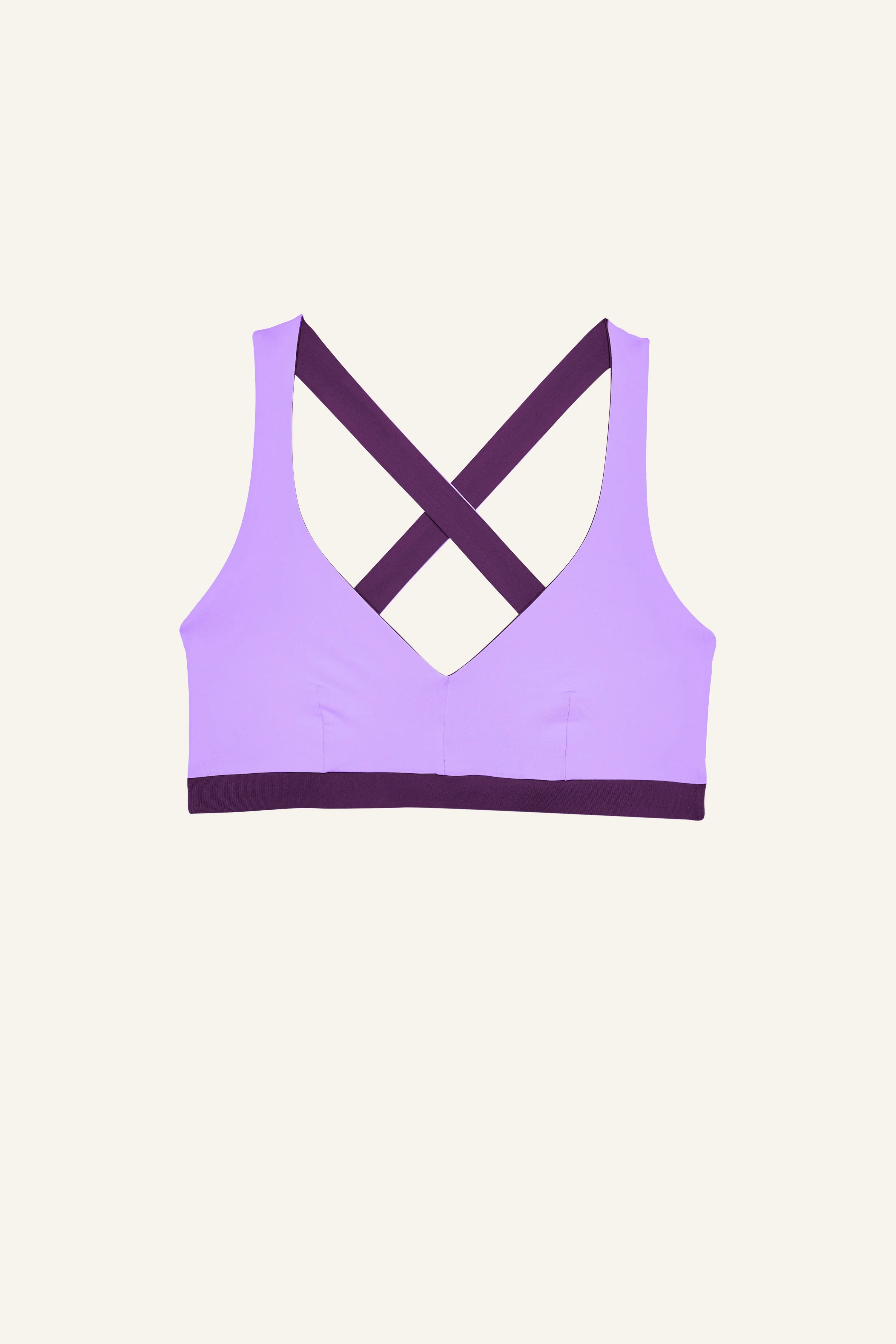 MYMARINI Bikinitop in Lila mit breiten Trägern und Cross-Back-Design auf hellem Hintergrund.#color_lavender-plum