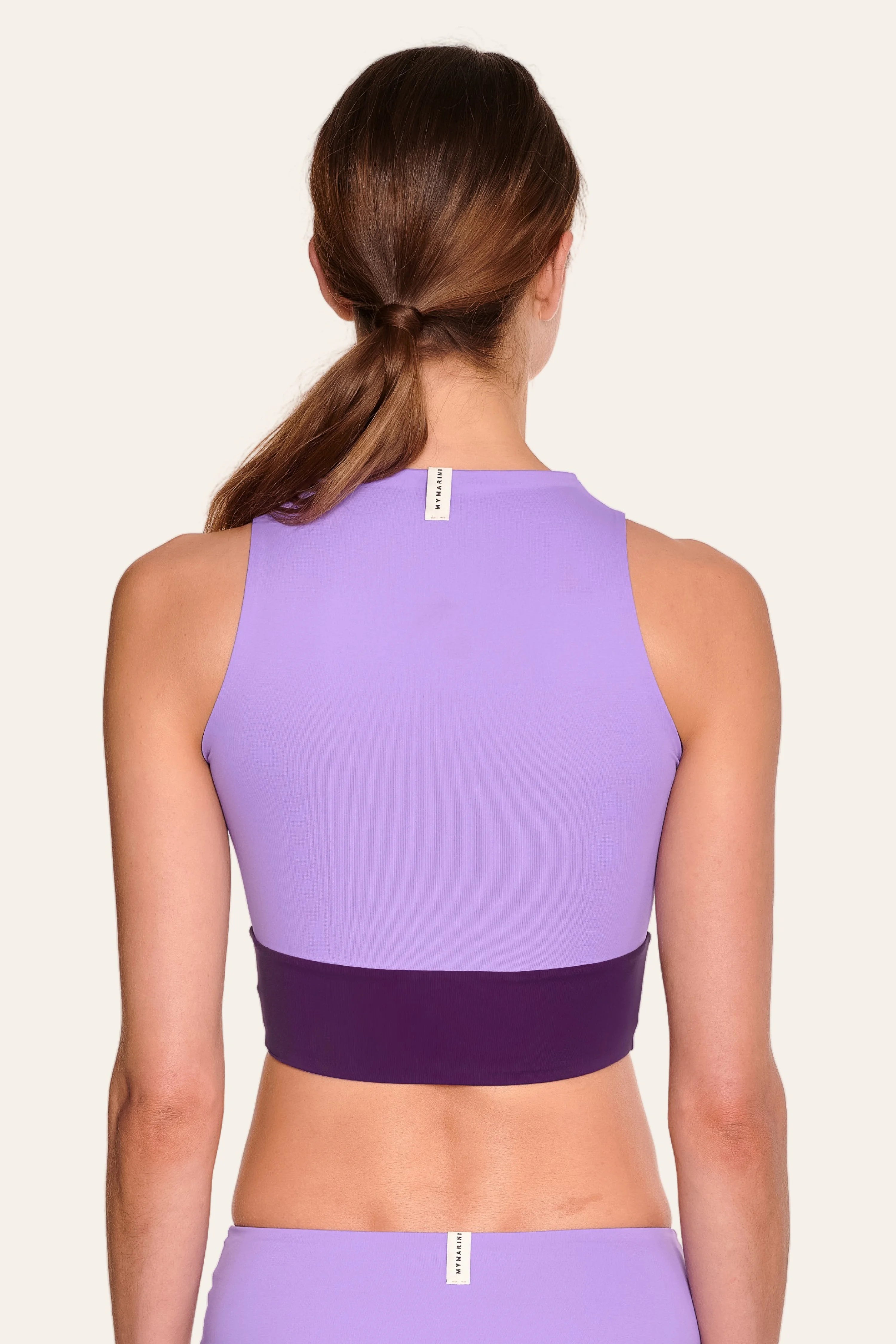 Frau von hinten in lila MYMARINI Bikinitop mit breiten Trägern und passender Bikinihose.#color_lavender-plum