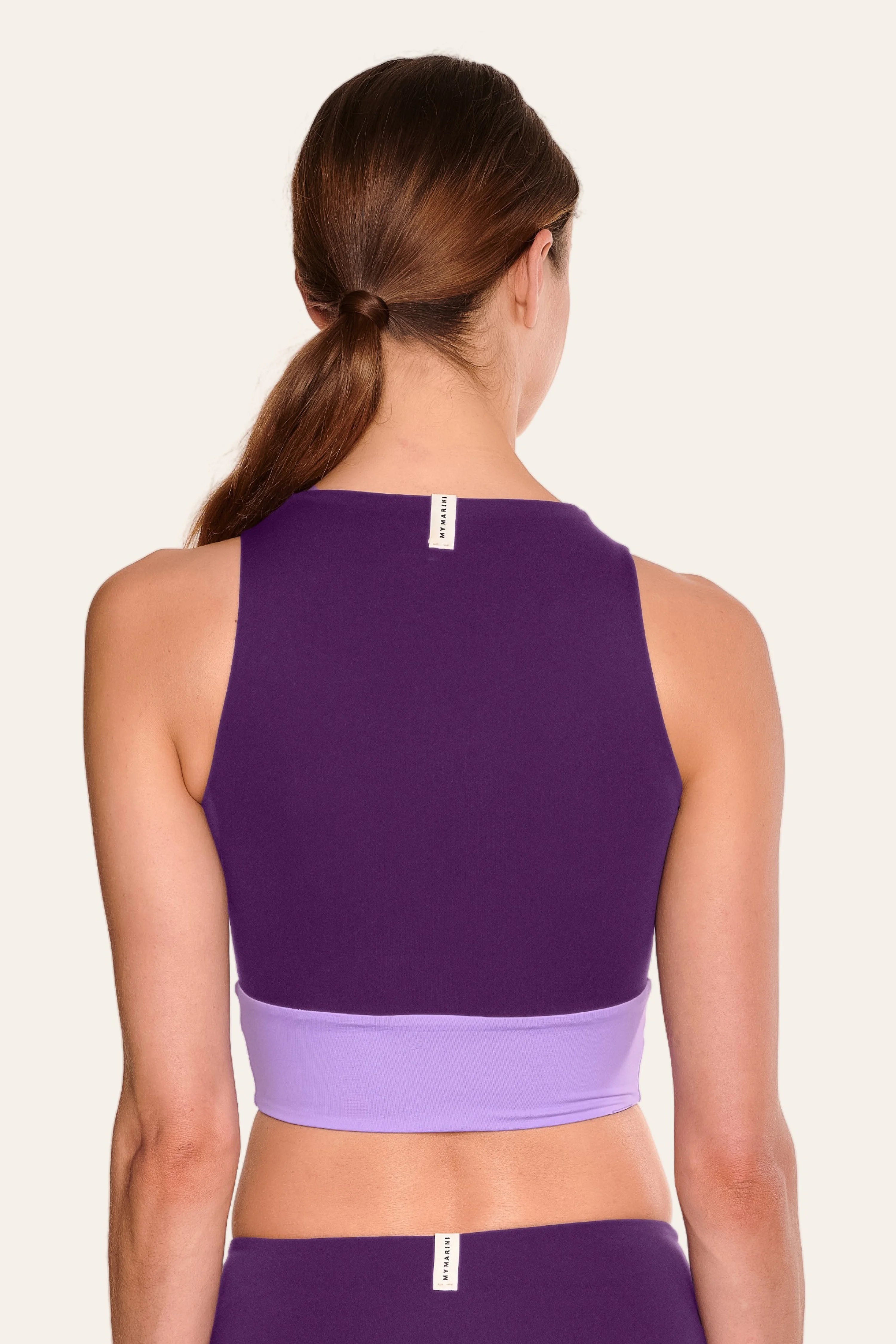 Rückansicht eines lila MYMARINI Bikinitops mit breiten Trägern und hohem Ausschnitt.#color_lavender-plum