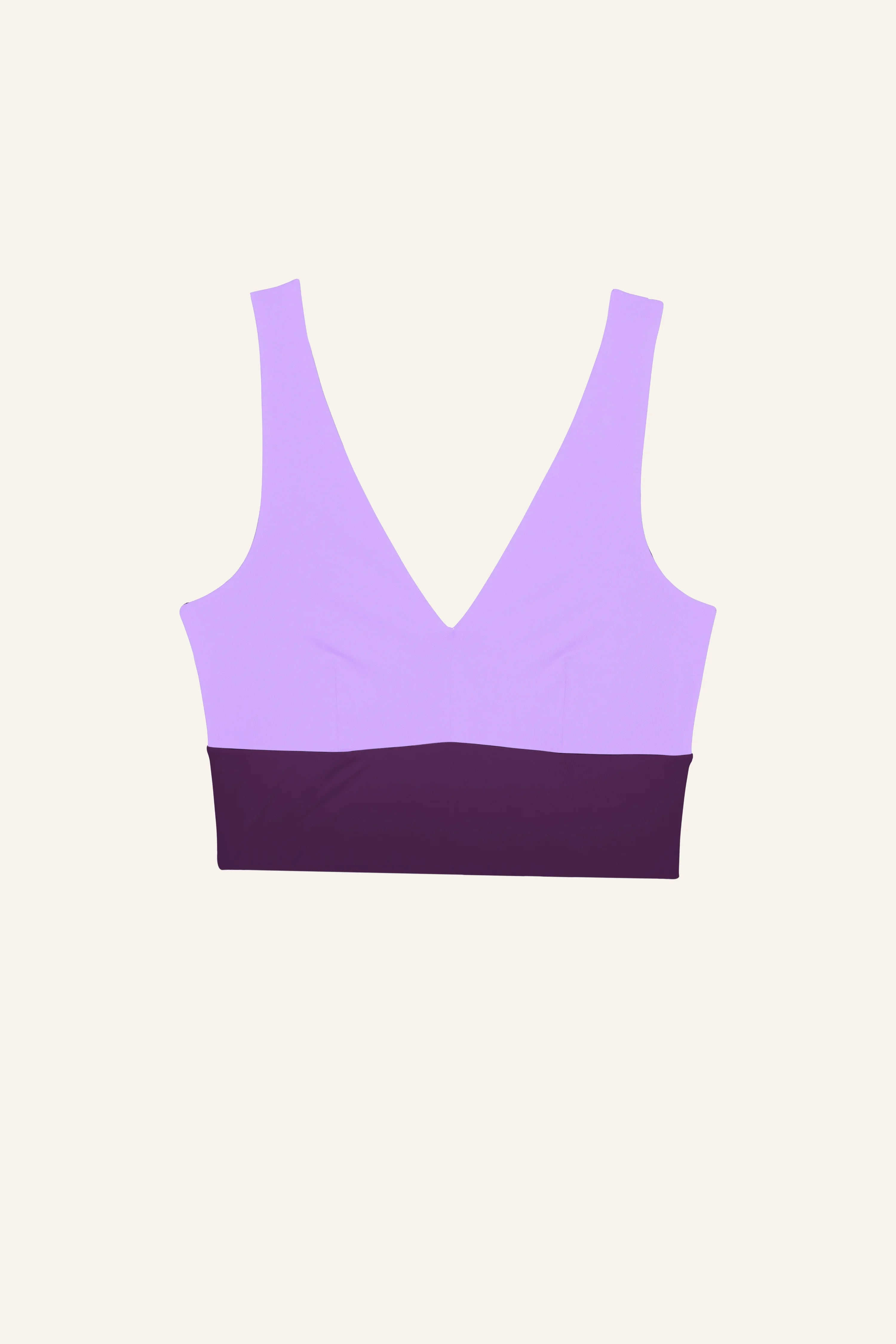 Lila MYMARINI Bikinitop mit V-Ausschnitt und breiten Trägern auf hellem Hintergrund.#color_lavender-plum