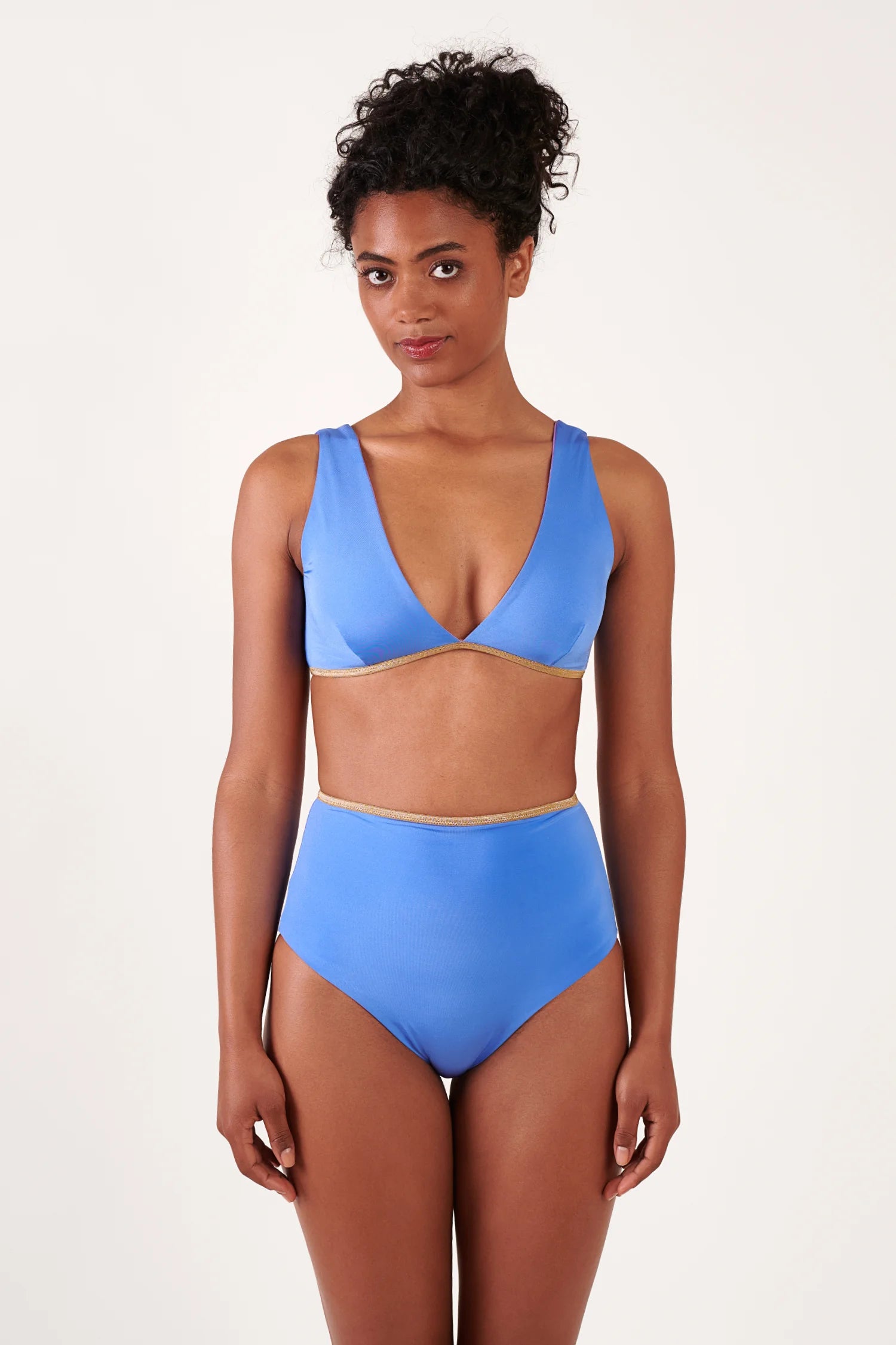 MYMARINI Bikinioberteil in Blau mit V-Ausschnitt und goldener Kante; Bikinihose mit hohem Bund, Frontansicht.#color_lapis-lavender
