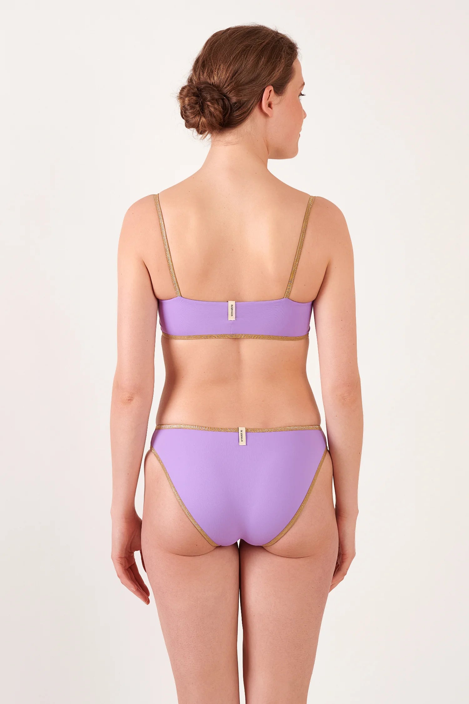 MYMARINI Bikini-Set in Lavendel mit Goldkante; Rückenansicht, Top mit Spaghettiträgern, Mid-rise Hose.#color_lapis-lavender