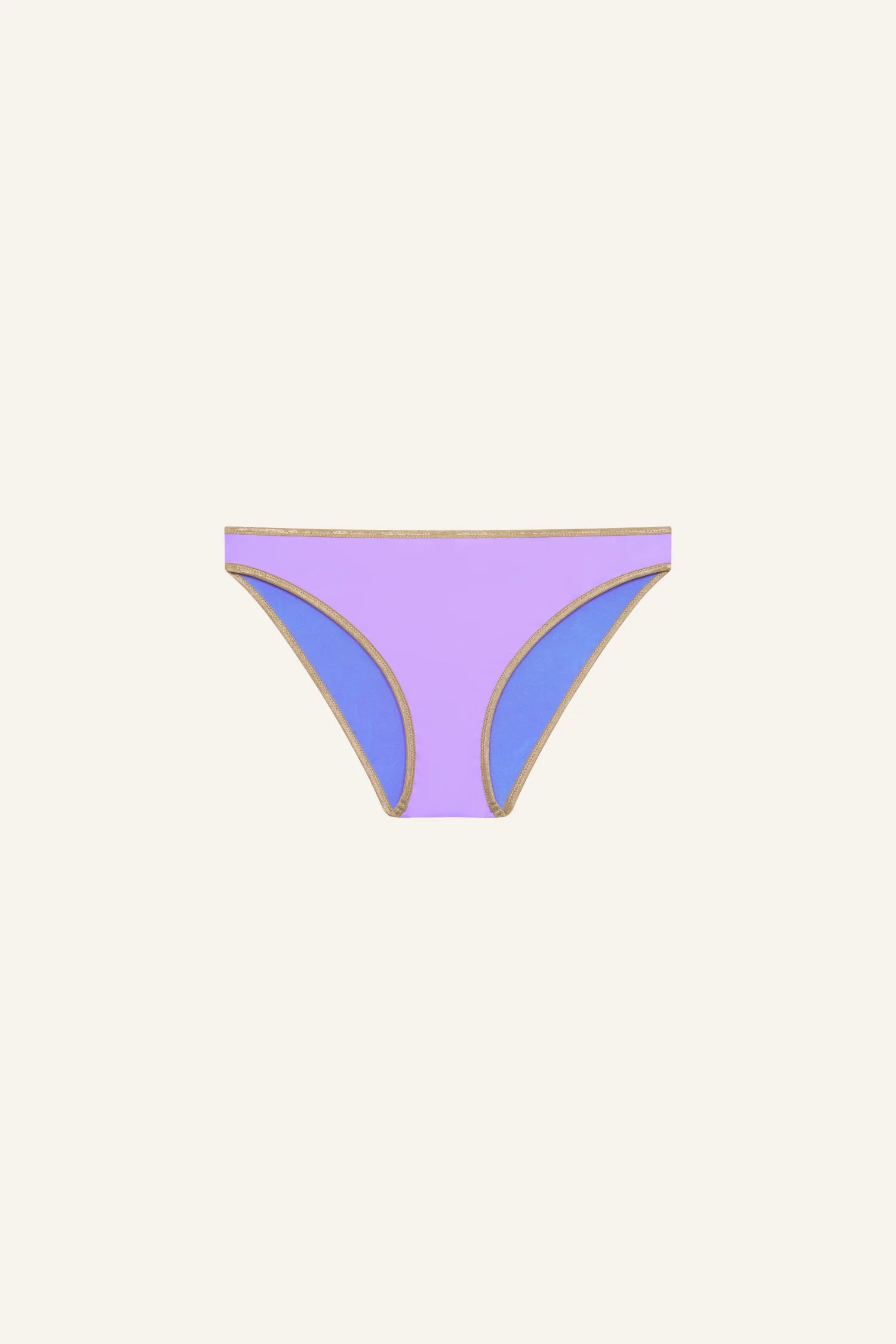 MYMARINI Bikini-Hose: lilafarben mit blauen Seitenteilen und beigen Kanten, Mid rise, sichtbare Passform.#color_lapis-lavender